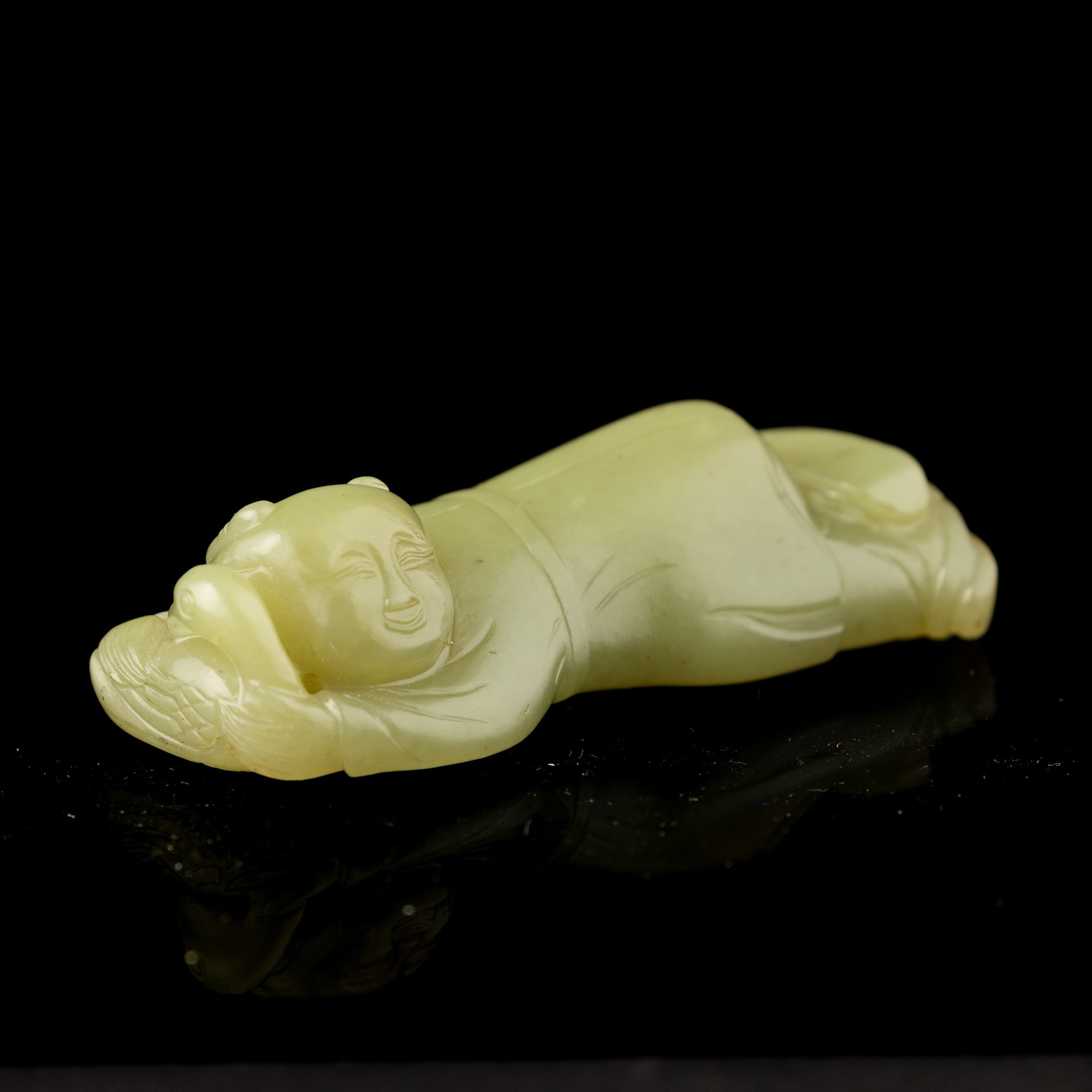Figura in Giada Celadon Raffigurante Personaggio Sdraiato, Cina, Dinastia Qing, XIX Secolo
