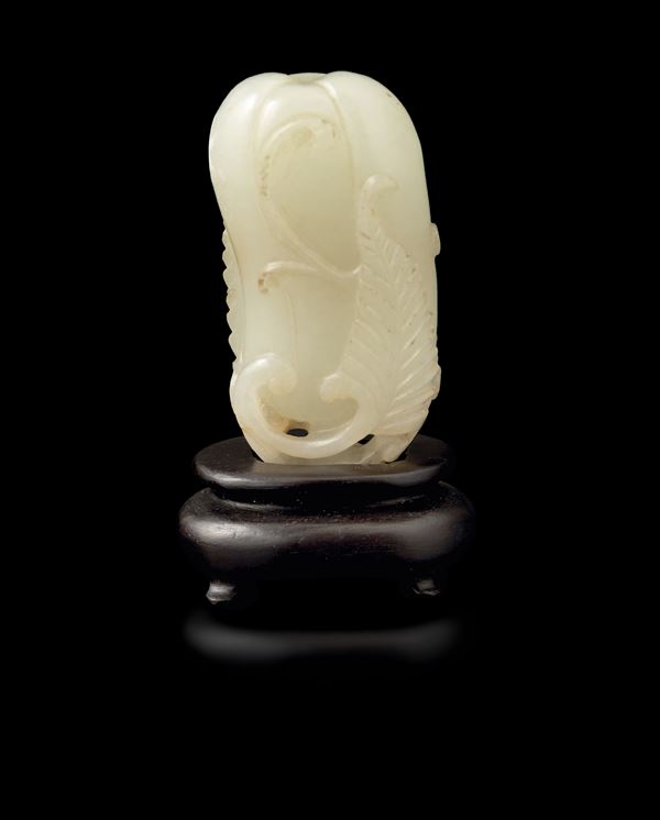 Elemento in giada bianca con bocciolo di un fiore scolpito, Cina, Dinastia Qing, epoca Qianlong, XVIII scolo