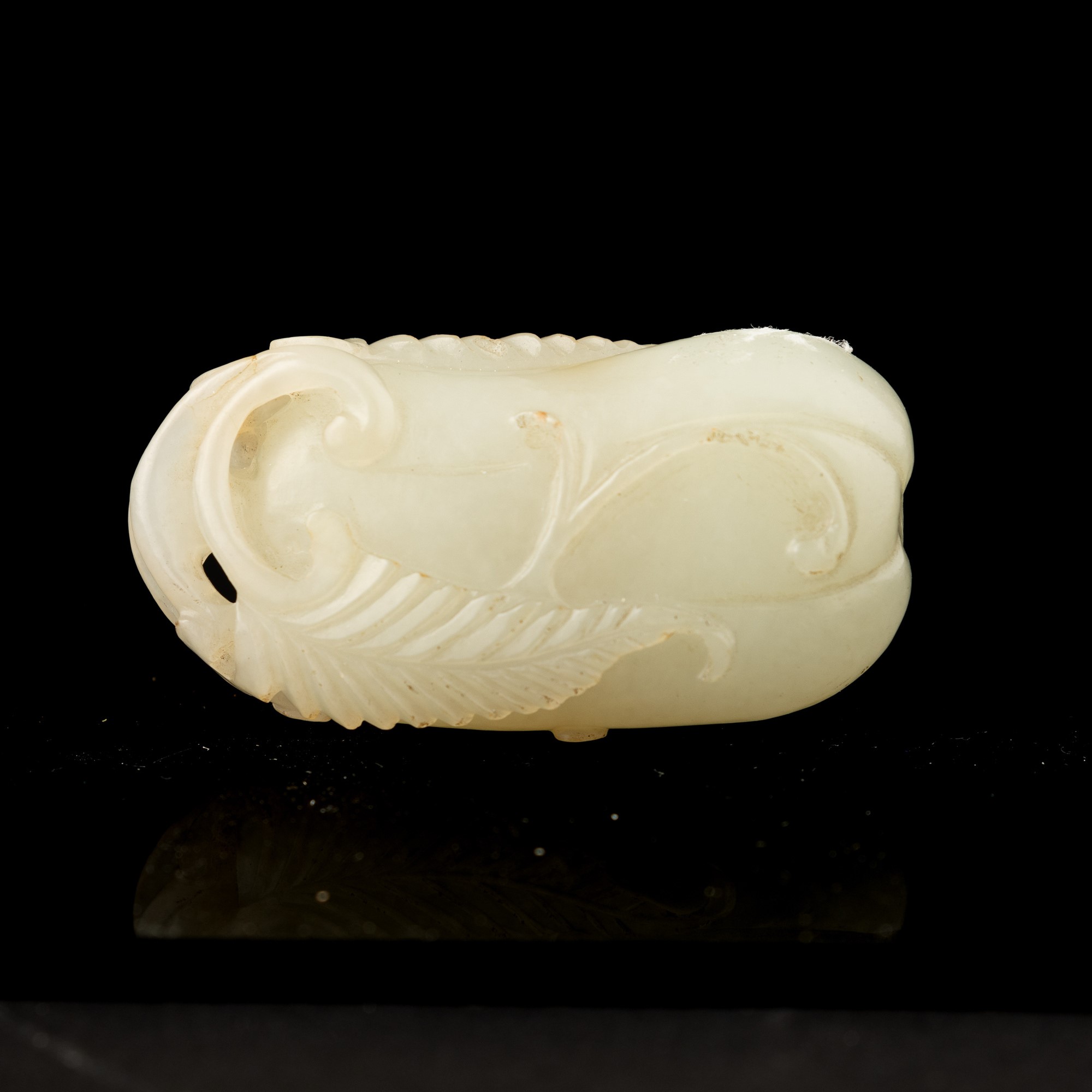 Elemento in Giada Bianca con Bocciolo di un Fiore Scolpito, Cina, Dinastia Qing, Epoca Qianlong, ...