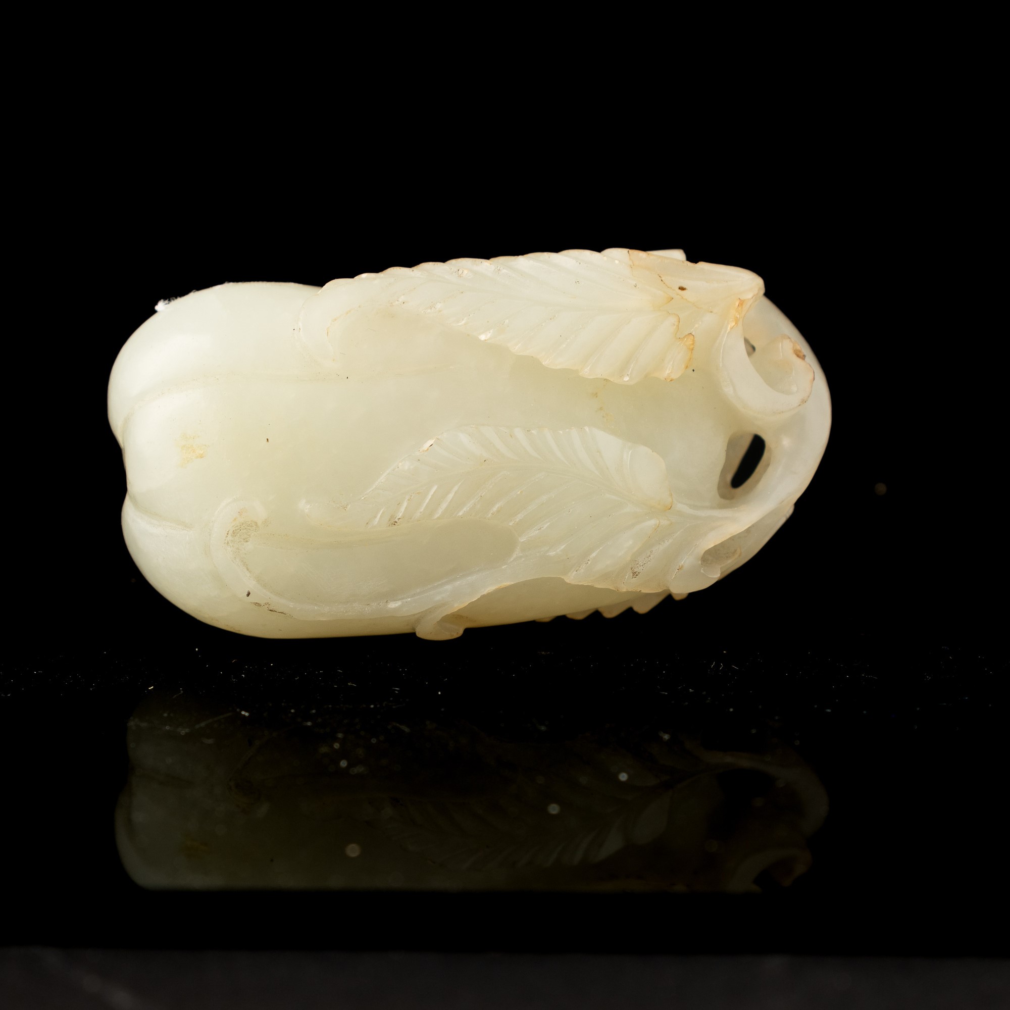 Elemento in Giada Bianca con Bocciolo di un Fiore Scolpito, Cina, Dinastia Qing, Epoca Qianlong, ...