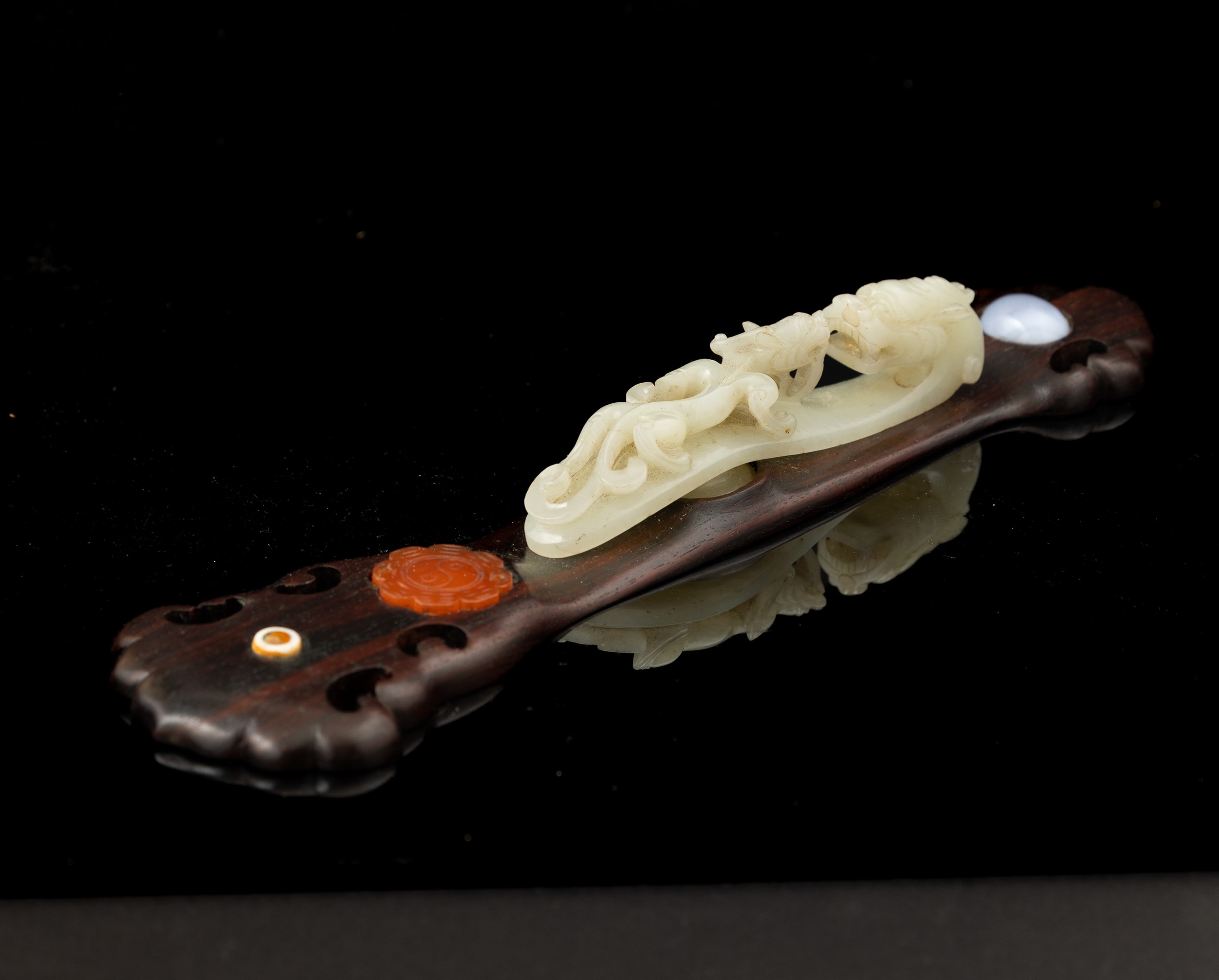 Fibbia in Giada con Decoro di Drago su Legno di Homu con Inserti in Pietre Dure, Fibbia Epoca Qia...