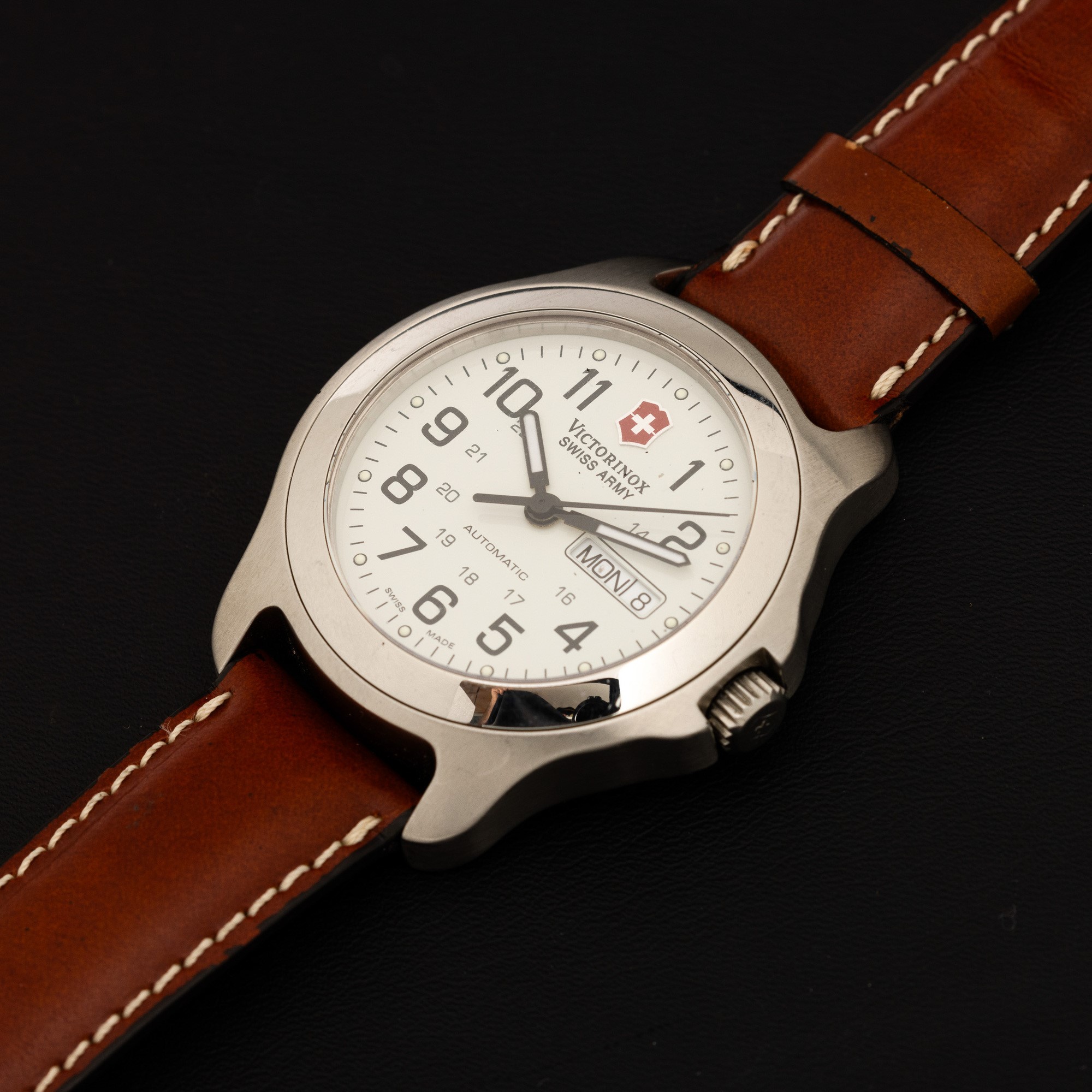 Victorinox - Suisse Army Automatico in Acciaio con Indicazione di Giorno e Data, Quadrante Bianco...