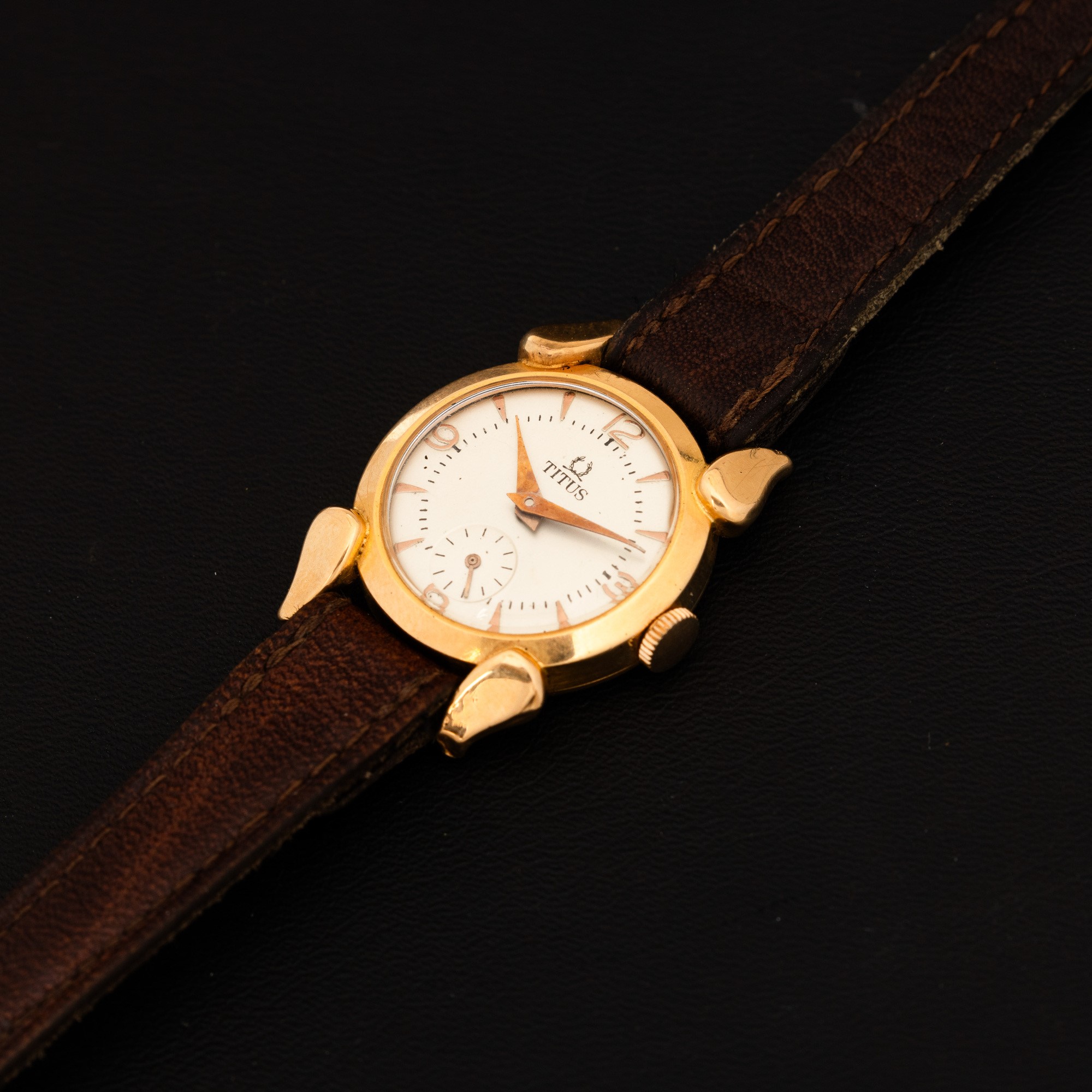 Titus - Lady in Oro Giallo 18k, Movimento Manuale Solo Tempo Anse Fancy, 23 MM