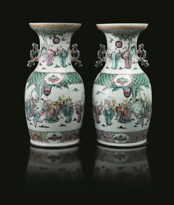 Coppia di vasi in porcellana Famiglia Rosa raffigurante scena di vita di corte, anse sagomate, Cina, Dinastia Qing, XIX secolo