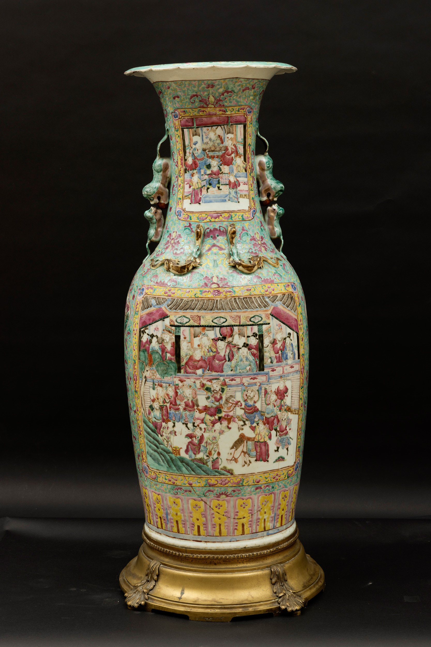 Grande Vaso in Porcellana a Smalti Policromi sui Toni della Famiglia Rosa Raffigurante Scena di V...