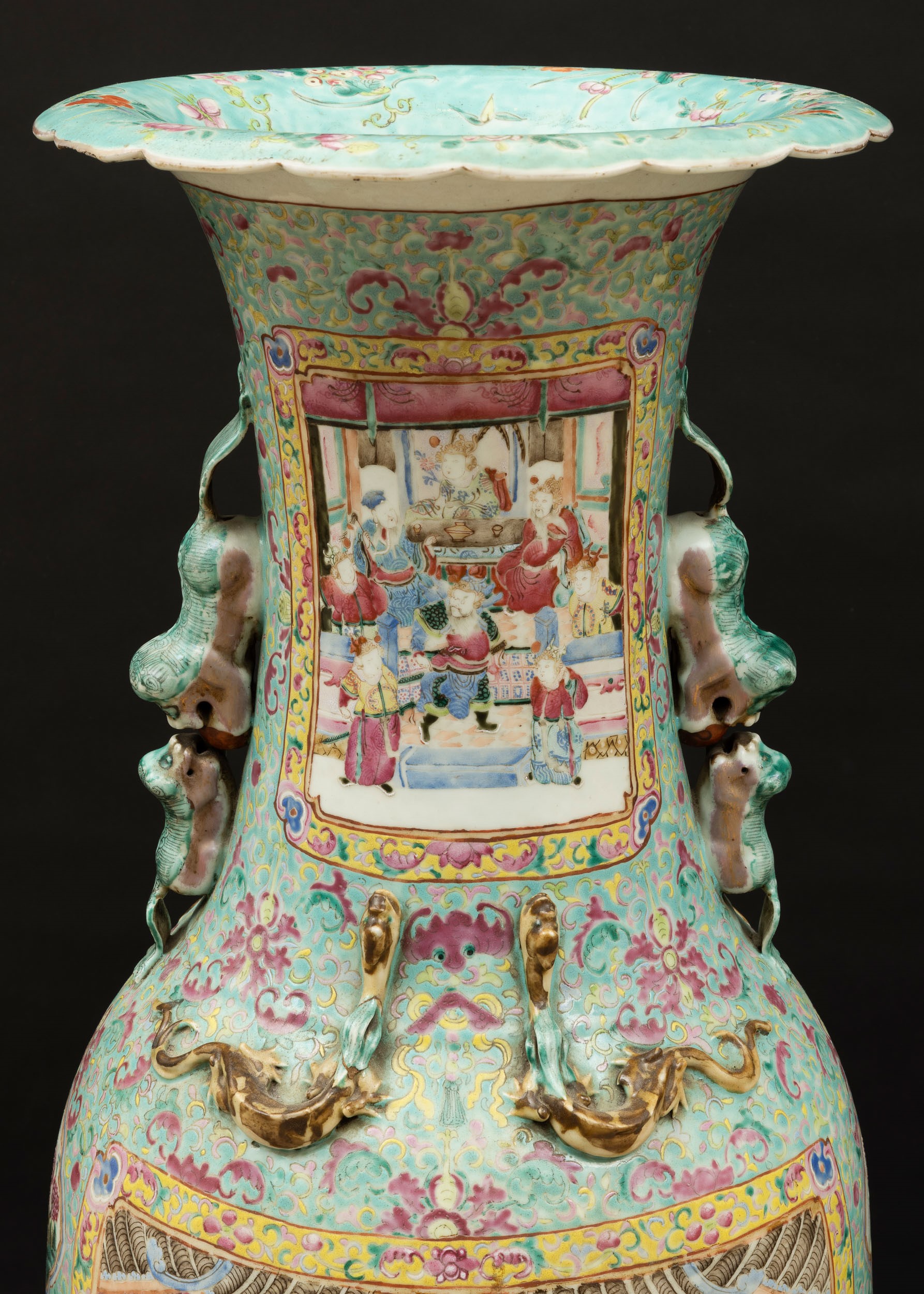 Grande Vaso in Porcellana a Smalti Policromi sui Toni della Famiglia Rosa Raffigurante Scena di V...