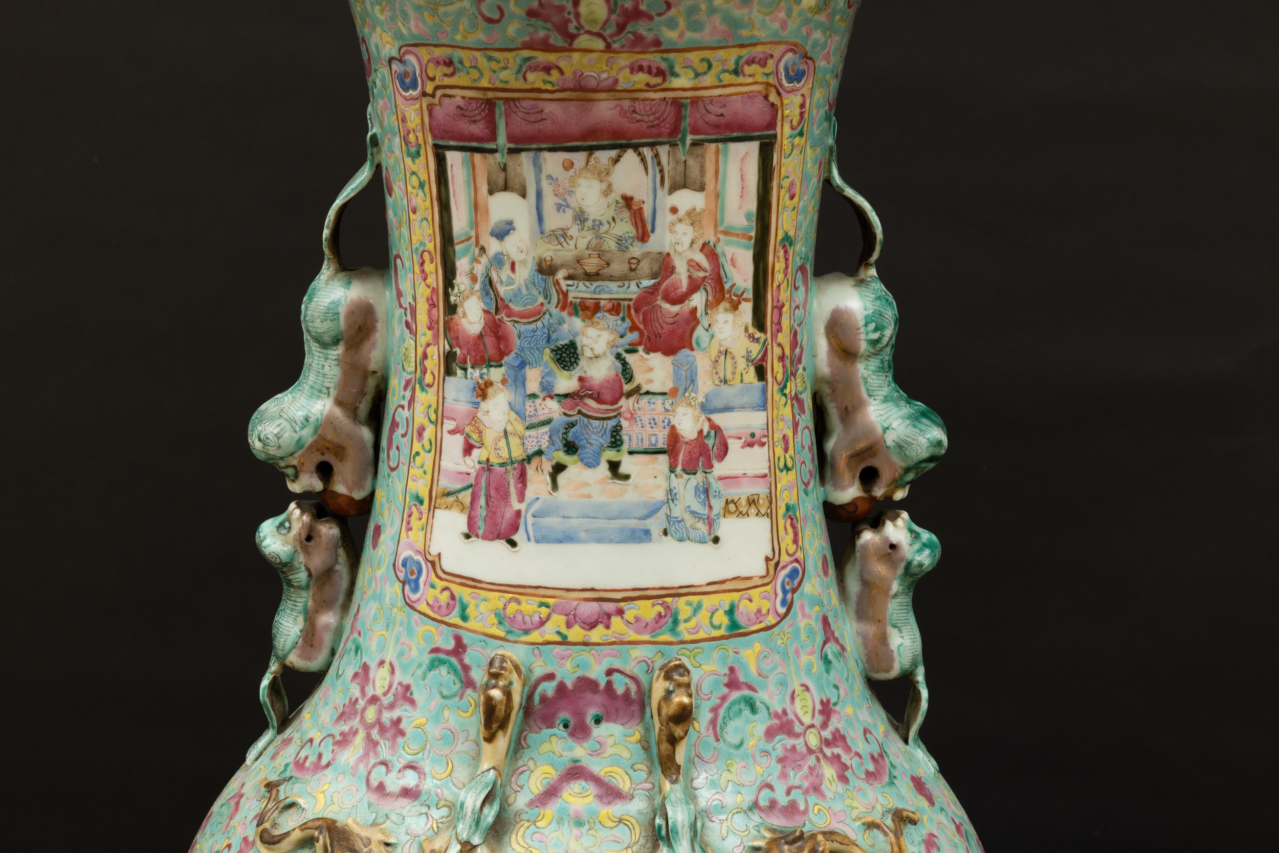 Grande Vaso in Porcellana a Smalti Policromi sui Toni della Famiglia Rosa Raffigurante Scena di V...
