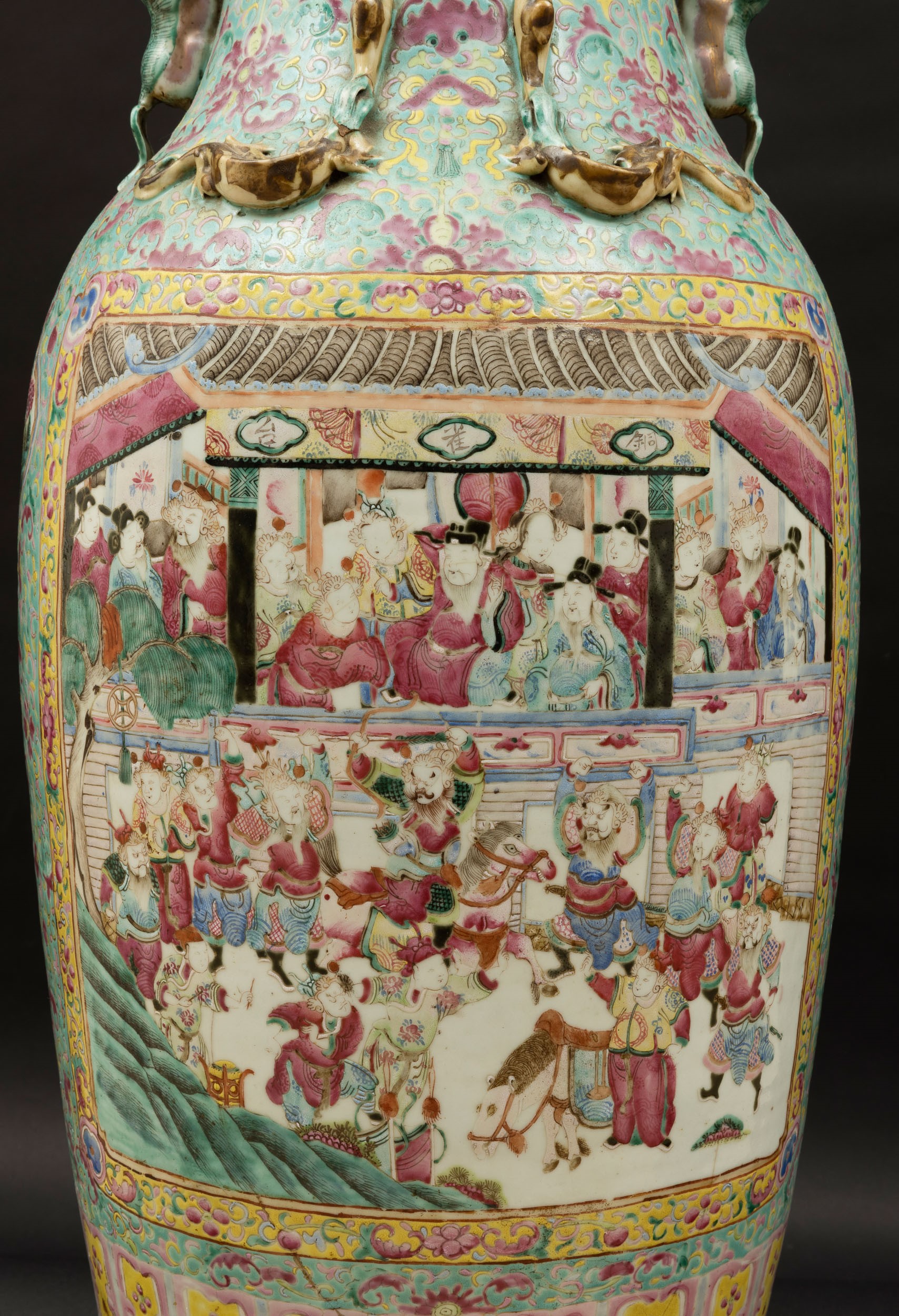 Grande Vaso in Porcellana a Smalti Policromi sui Toni della Famiglia Rosa Raffigurante Scena di V...