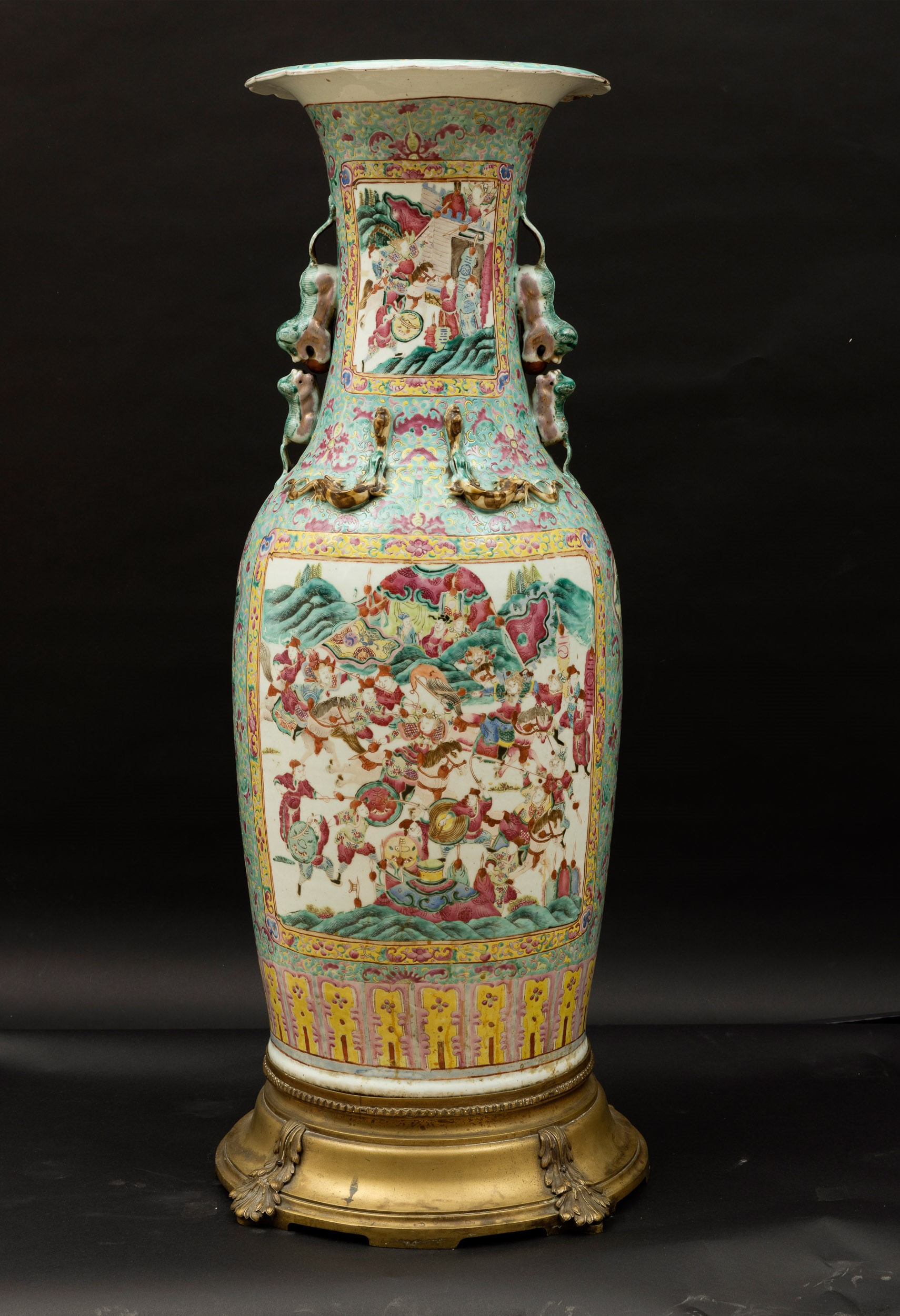 Grande Vaso in Porcellana a Smalti Policromi sui Toni della Famiglia Rosa Raffigurante Scena di V...