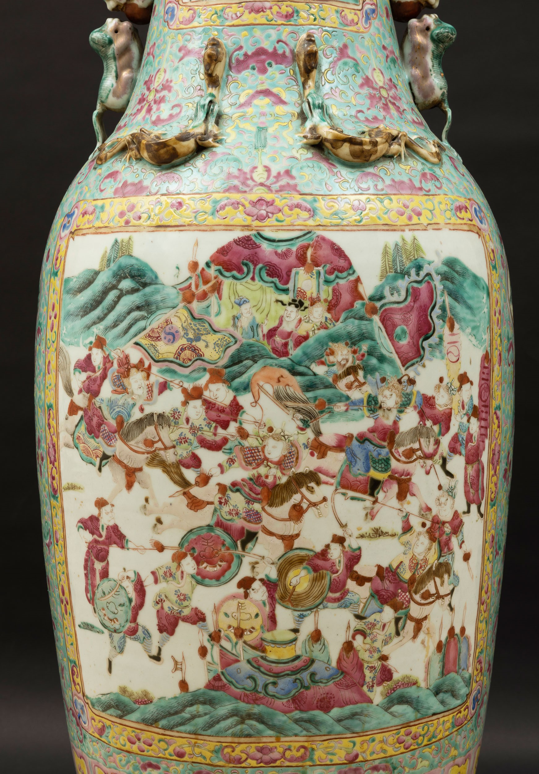 Grande Vaso in Porcellana a Smalti Policromi sui Toni della Famiglia Rosa Raffigurante Scena di V...