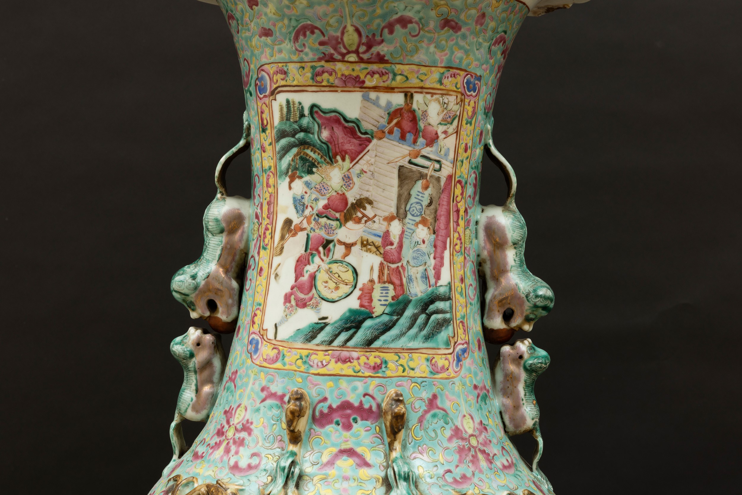 Grande Vaso in Porcellana a Smalti Policromi sui Toni della Famiglia Rosa Raffigurante Scena di V...
