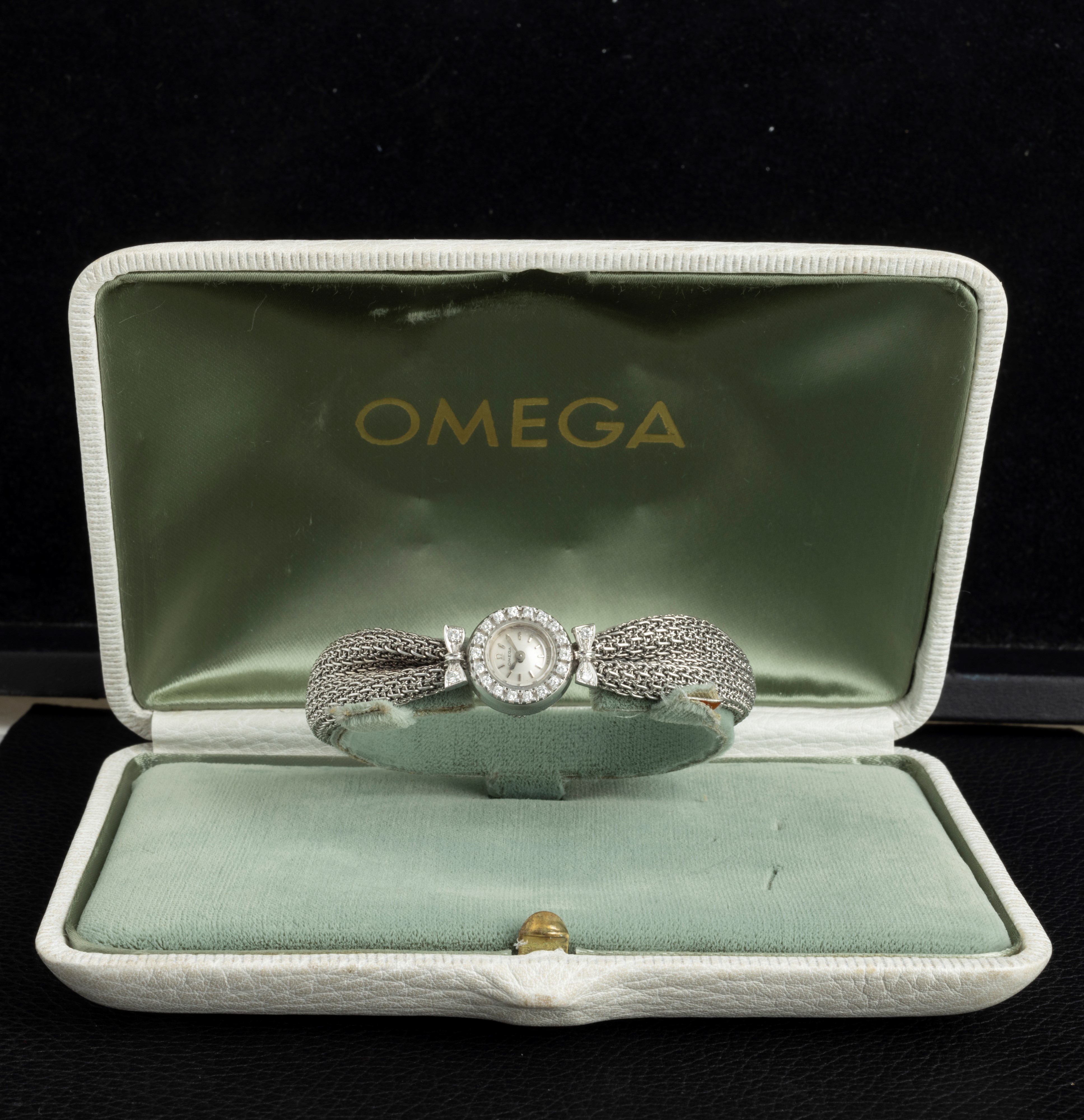 Omega - Lady a Forma di Fiocco in Oro Bianco con Diamanti sulla Ghiera Accompagnato da Scatola Or...