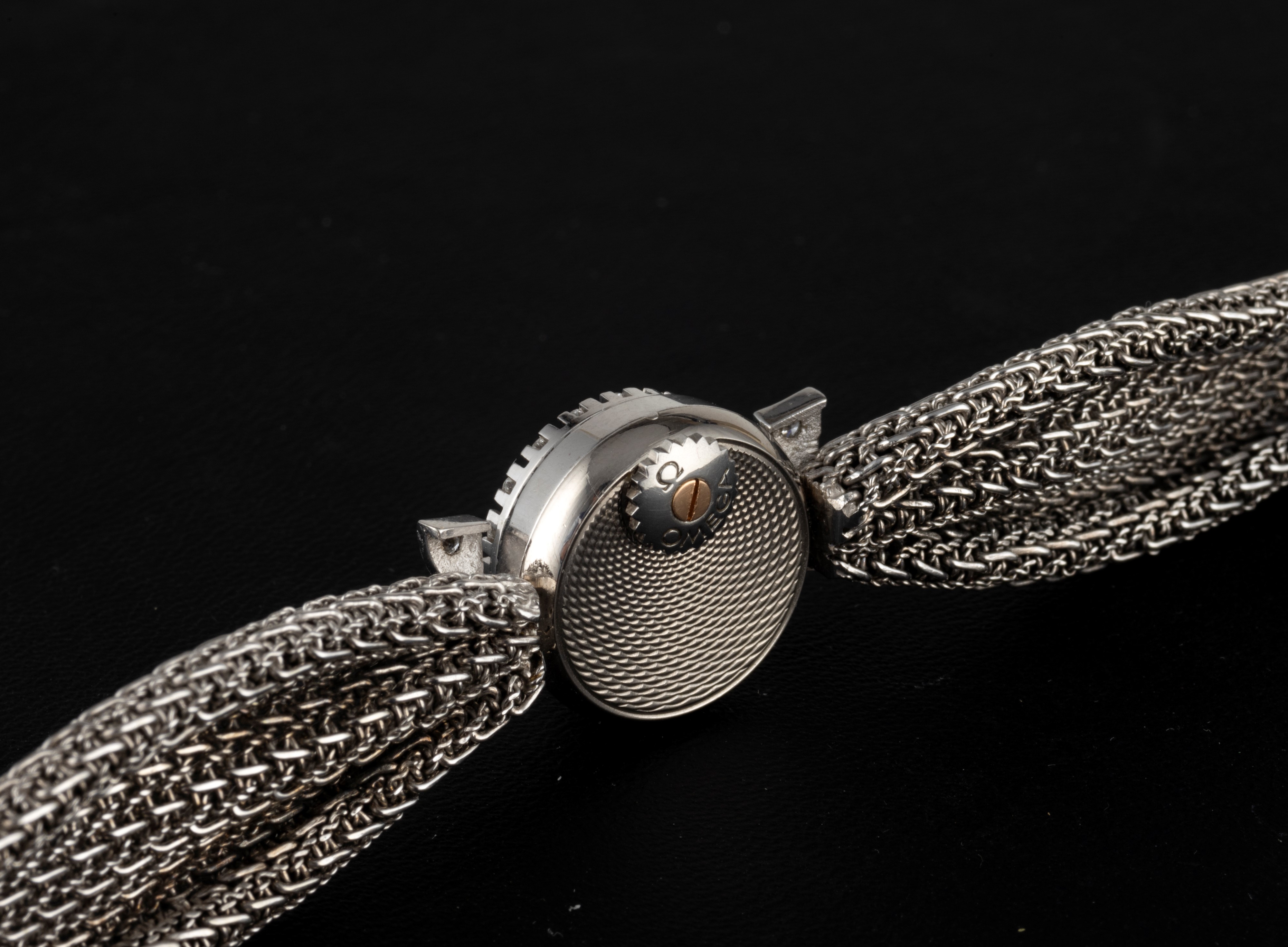 Omega - Lady a Forma di Fiocco in Oro Bianco con Diamanti sulla Ghiera Accompagnato da Scatola Or...