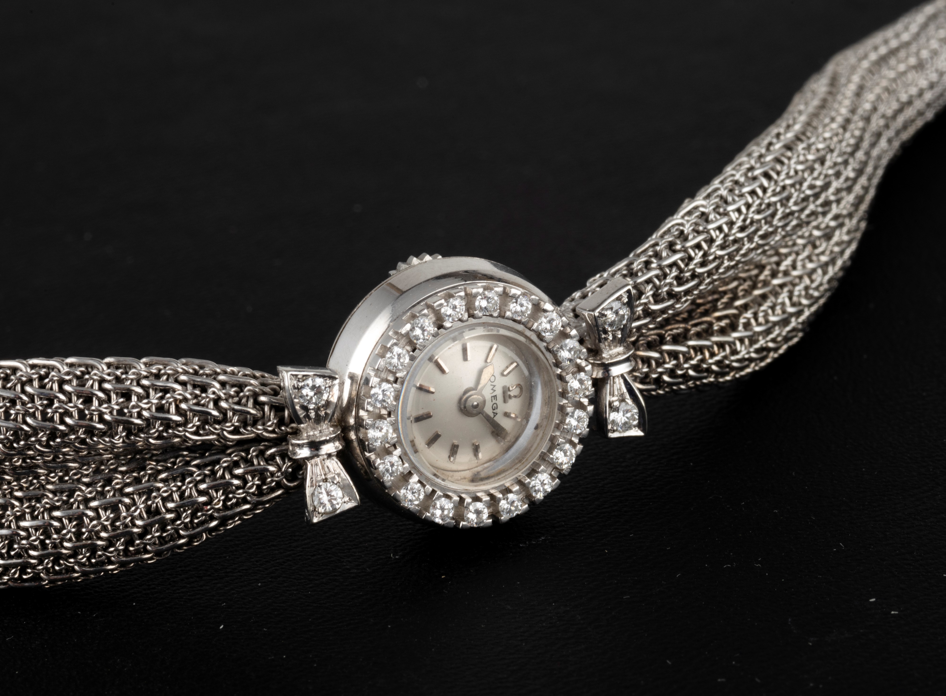 Omega - Lady a Forma di Fiocco in Oro Bianco con Diamanti sulla Ghiera Accompagnato da Scatola Or...