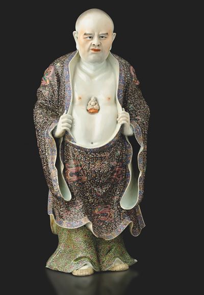 Rara Figura di Saggio Famiglia Rosa Stante in Porcellana a Smalti Policromi con Buddha a Rilievo ...