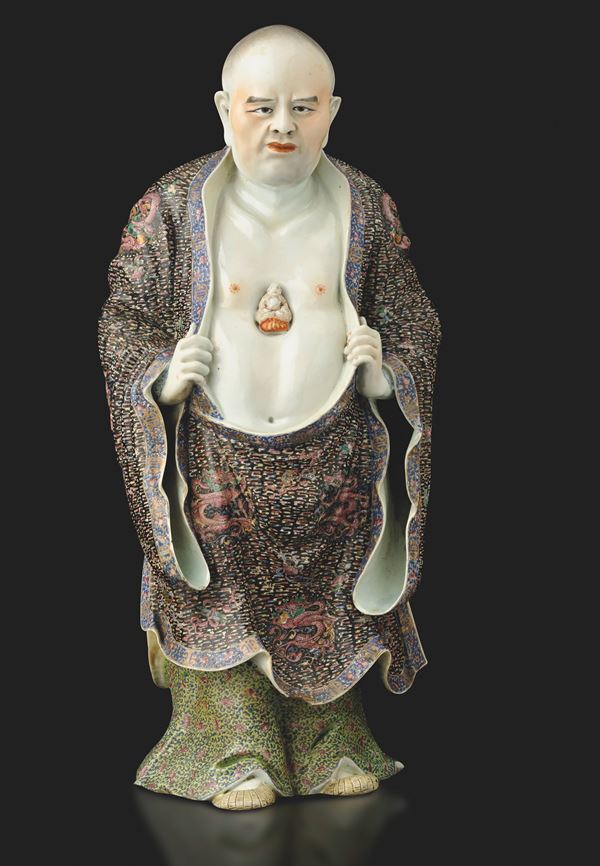 Rara figura di Saggio Famiglia Rosa stante in porcellana a smalti policromi con Buddha a rilievo nel centro del petto decorato per esteso con draghi tra le nuvole, Cina, Dinastia Qing, epoca Guangxu (1875-1908)