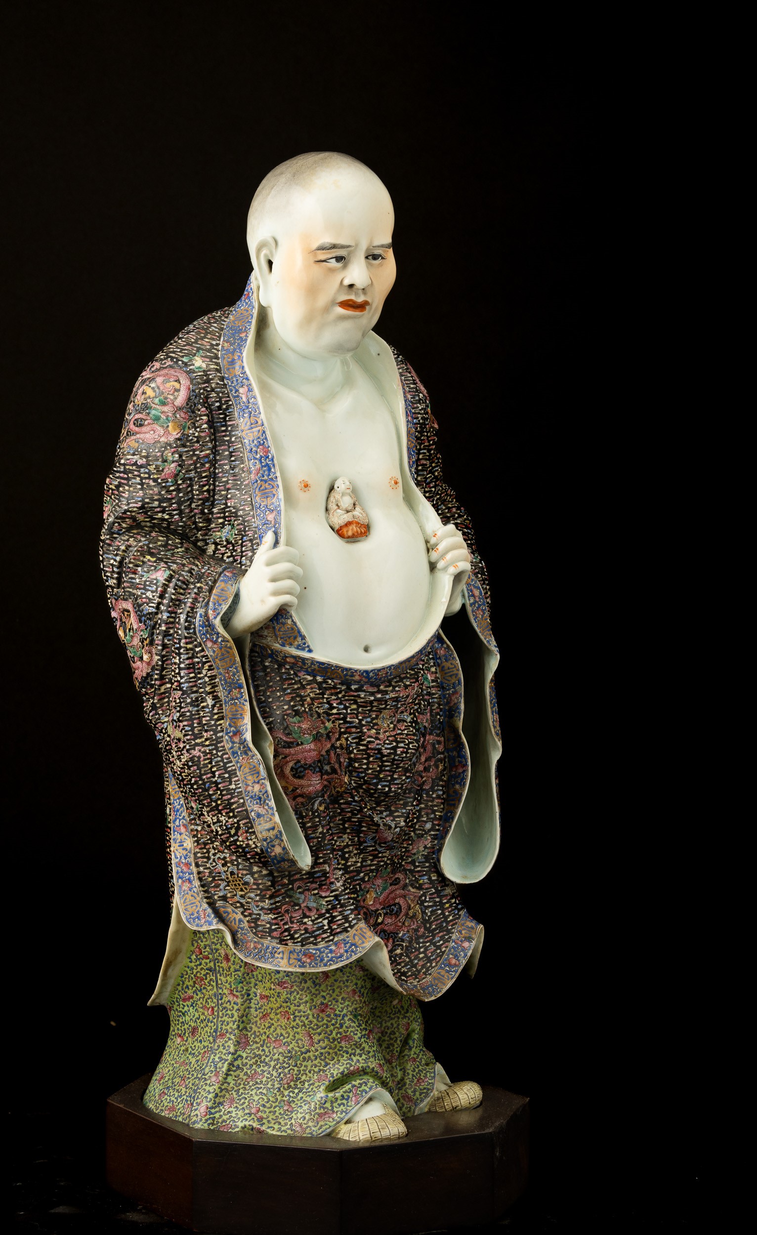 Rara Figura di Saggio Famiglia Rosa Stante in Porcellana a Smalti Policromi con Buddha a Rilievo ...
