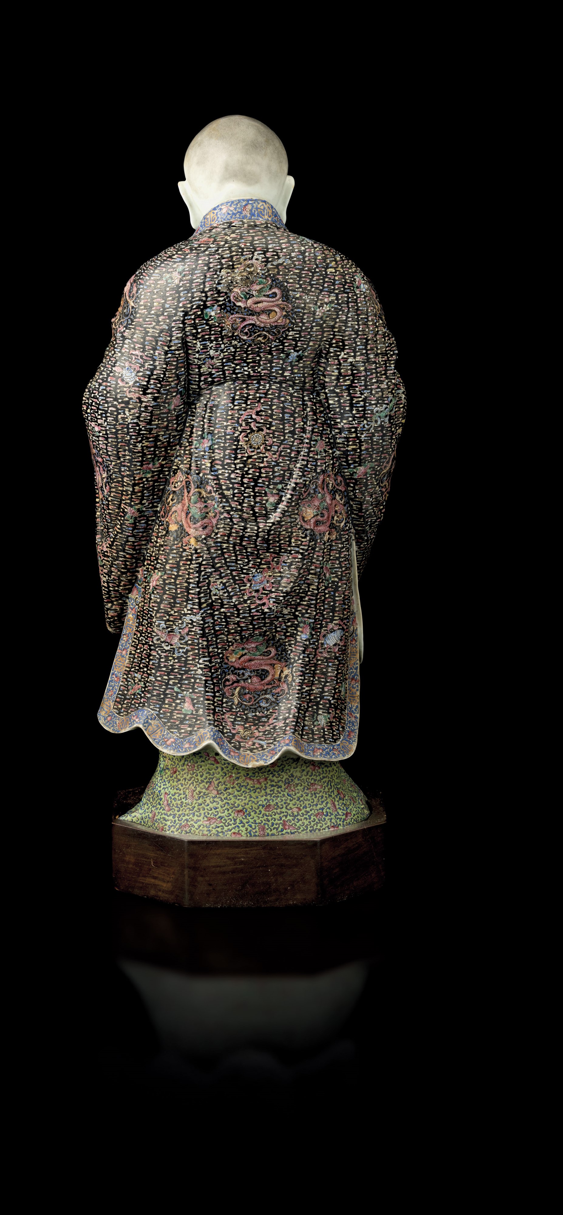 Rara Figura di Saggio Famiglia Rosa Stante in Porcellana a Smalti Policromi con Buddha a Rilievo ...