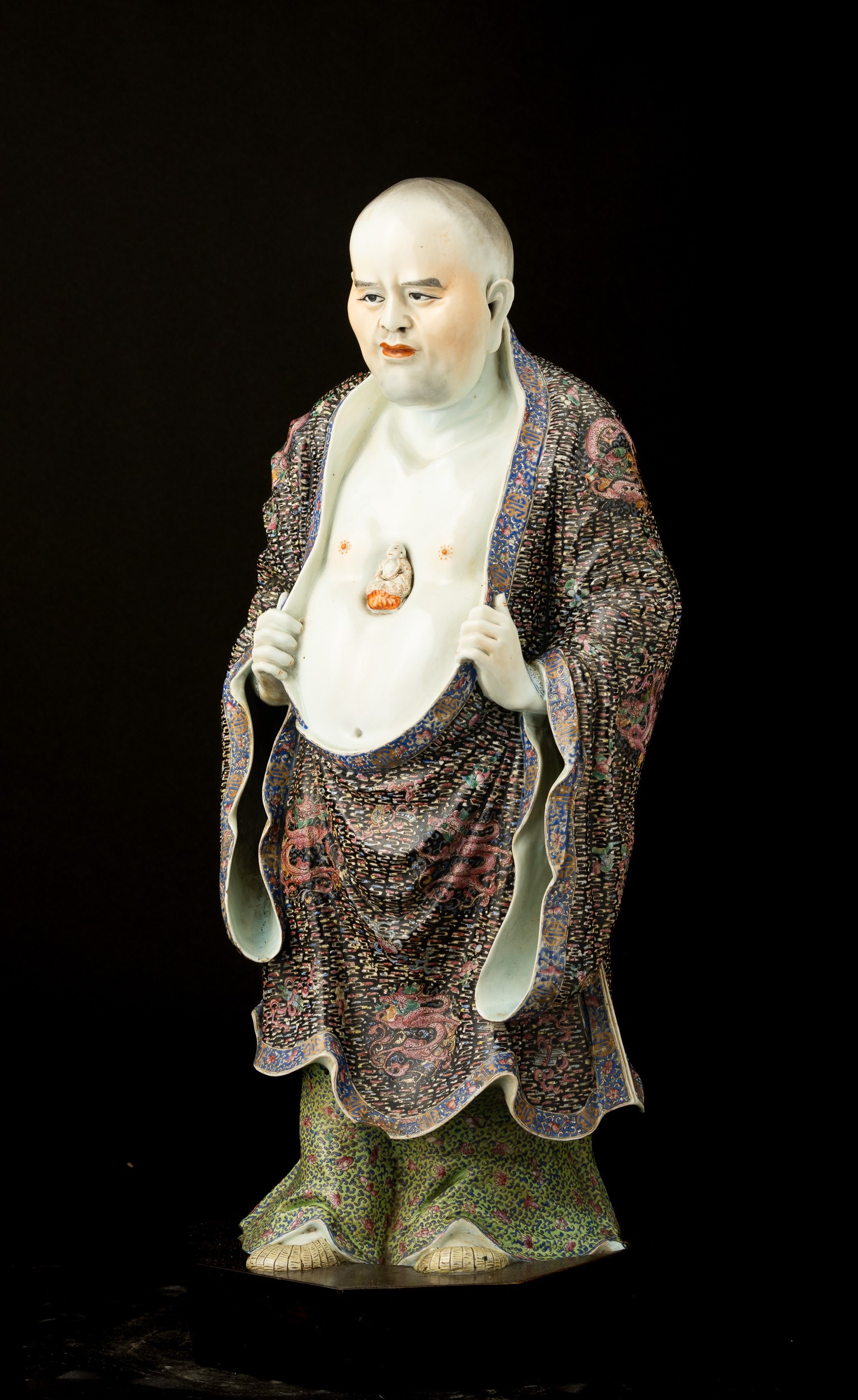 Rara Figura di Saggio Famiglia Rosa Stante in Porcellana a Smalti Policromi con Buddha a Rilievo ...