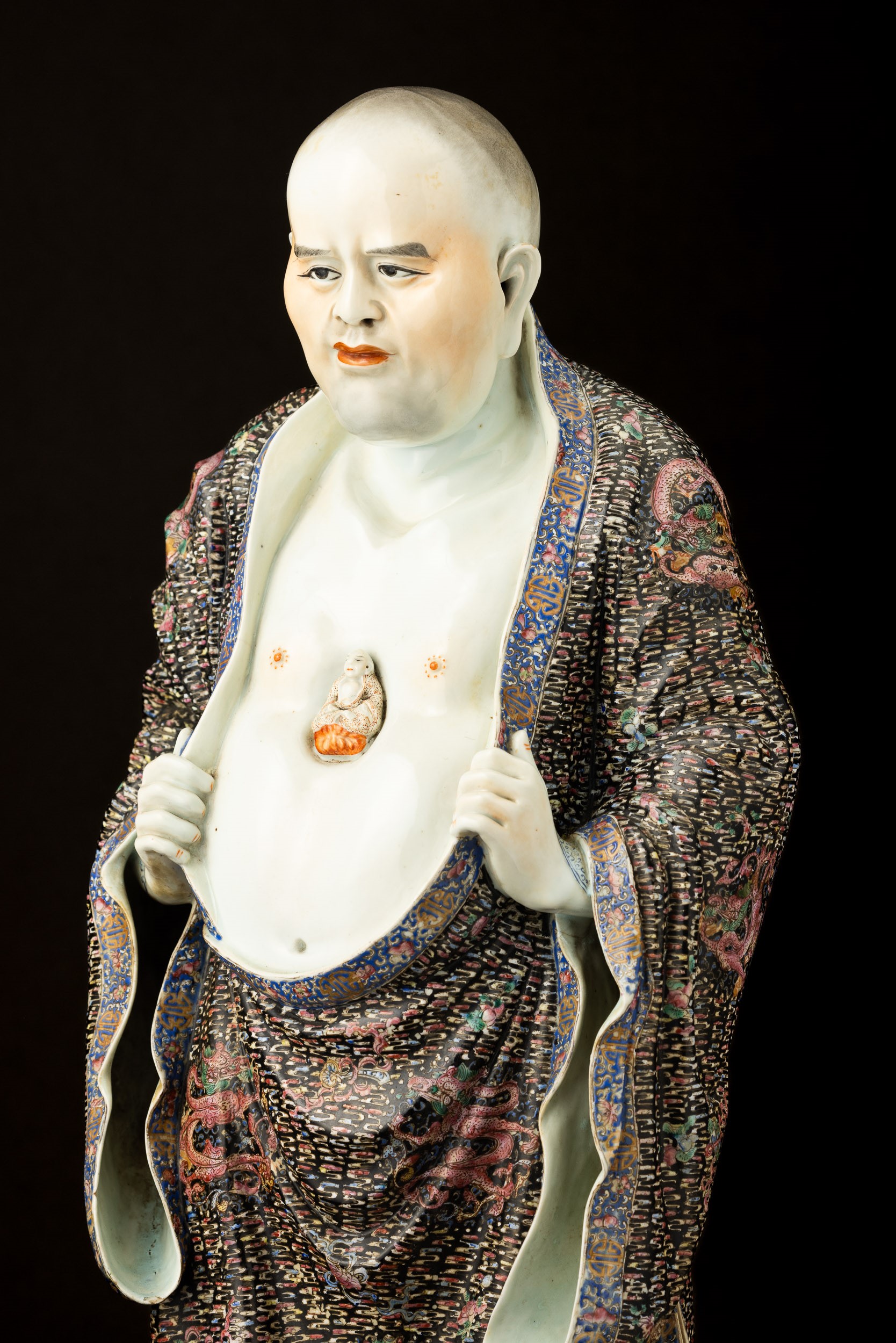 Rara Figura di Saggio Famiglia Rosa Stante in Porcellana a Smalti Policromi con Buddha a Rilievo ...