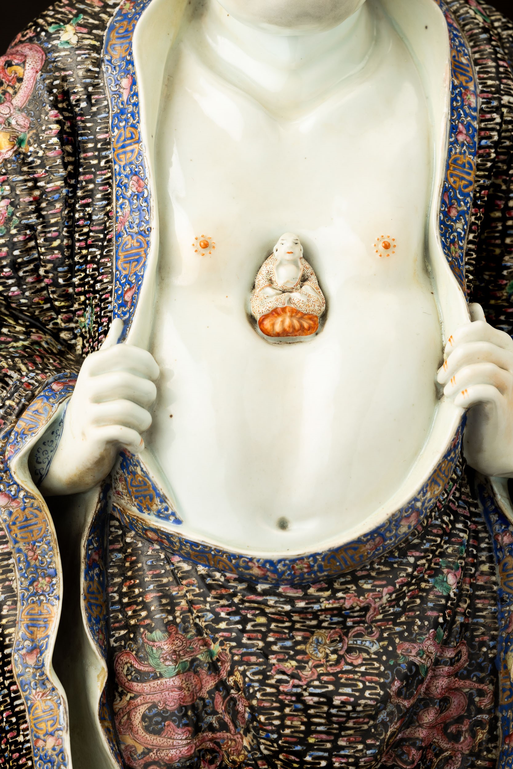 Rara Figura di Saggio Famiglia Rosa Stante in Porcellana a Smalti Policromi con Buddha a Rilievo ...