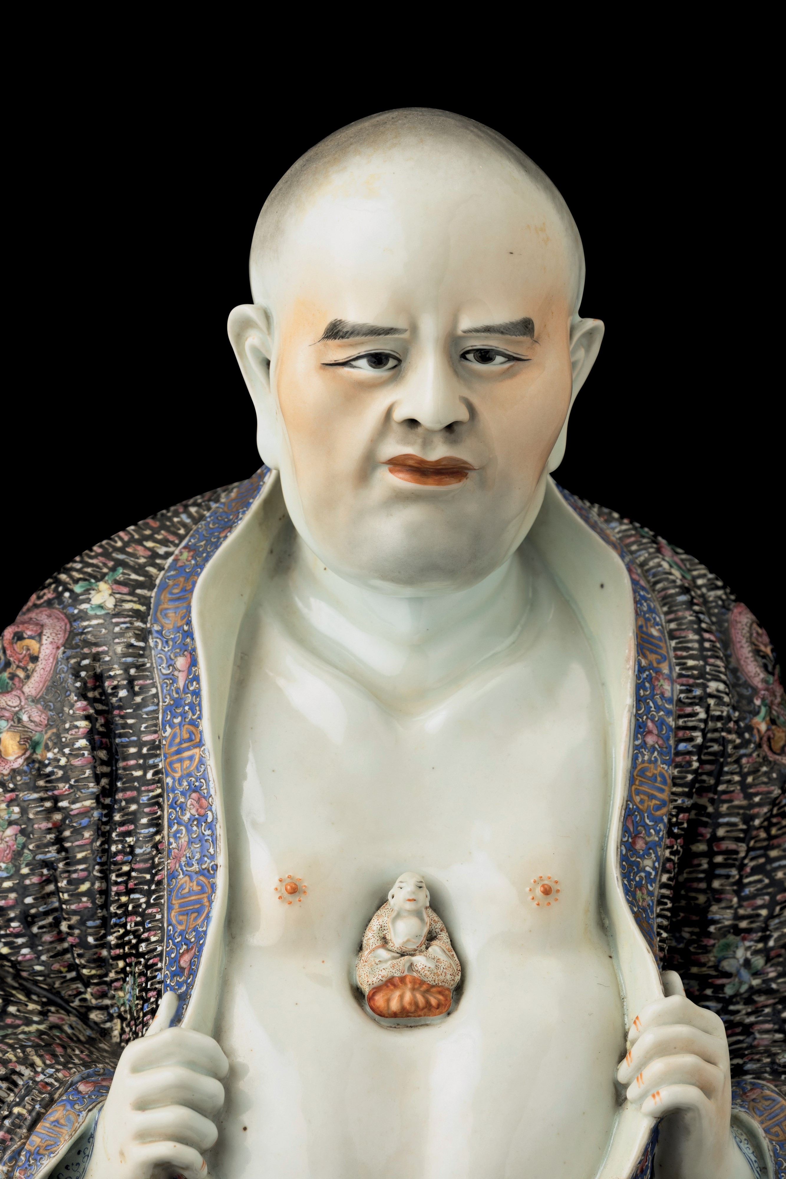 Rara Figura di Saggio Famiglia Rosa Stante in Porcellana a Smalti Policromi con Buddha a Rilievo ...