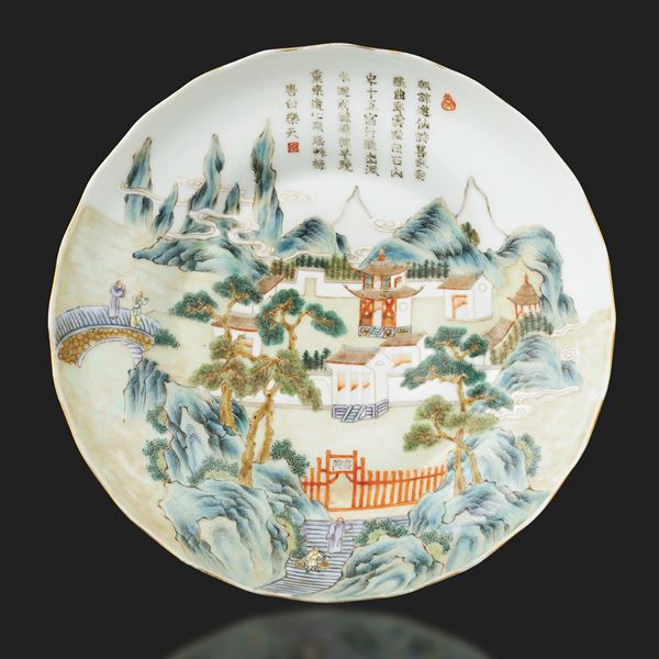 Piatto in porcellana con scena di paesaggio e iscrizioni, poesia “Chu Shan Yin” (Dinastia Tang) di Bai Ju Yi, Cina, Dinastia Qing, marca e del periodo Jiaqing (1727-1820)
