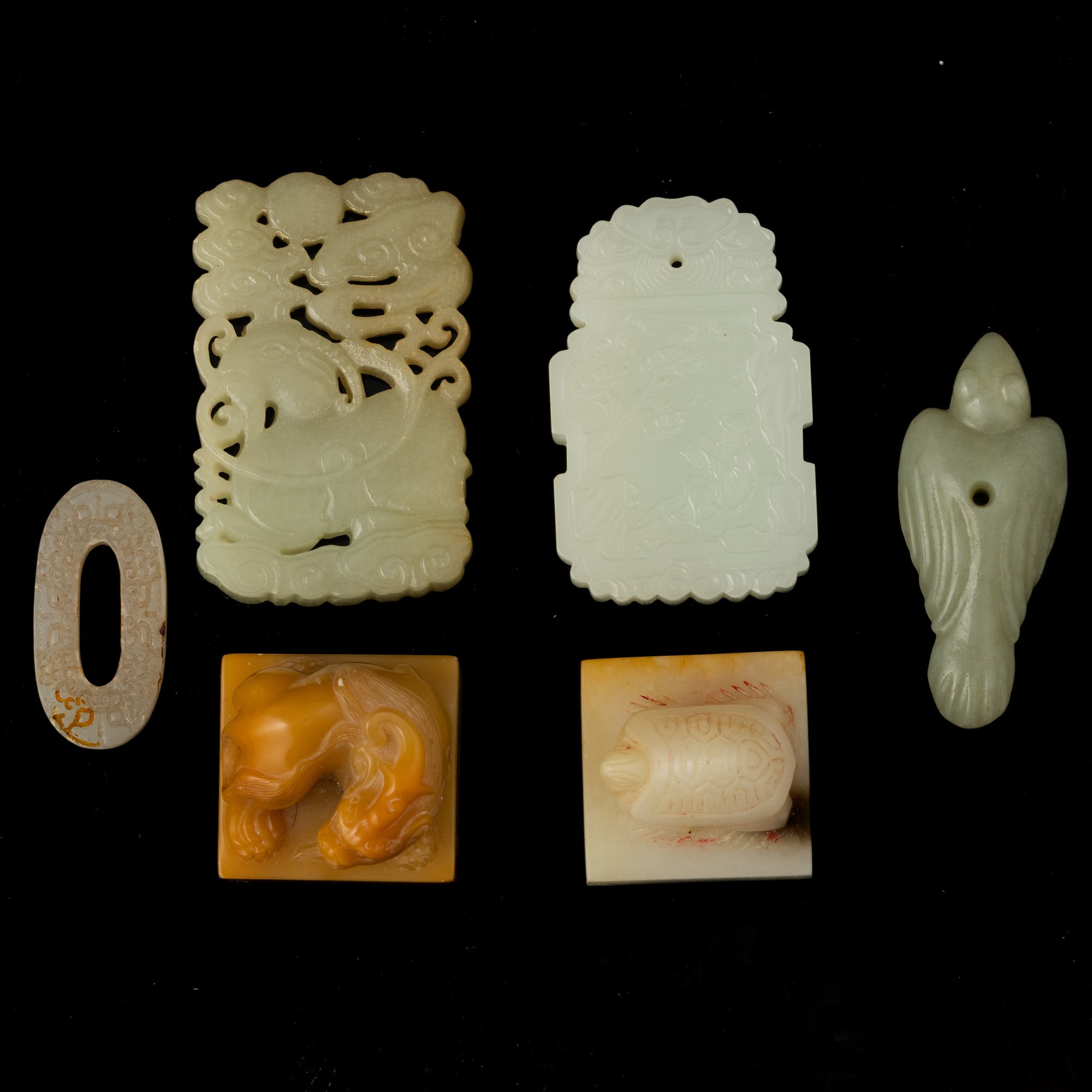 Cinque Elementi in Giada Bianca e Celadon e un Sigillo in Shoushan, Cina, XVIII e XIX Secolo