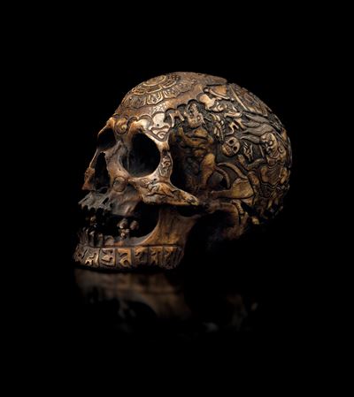 Raro Teschio in Osso di Scimmia Inciso con Decori di Divinità e Scritte, Tibet, XVIII Secolo