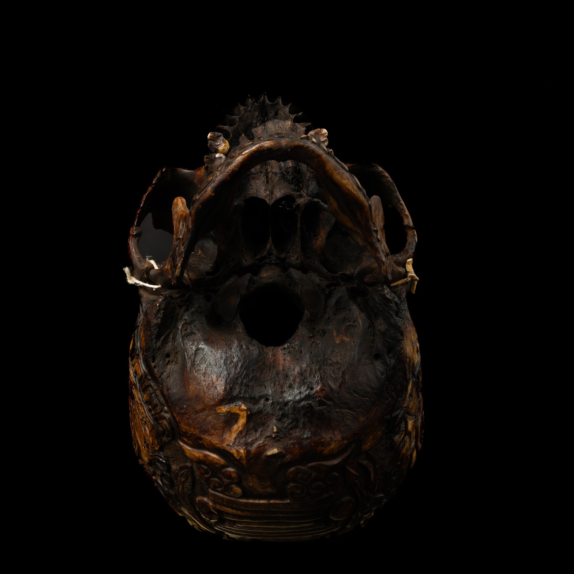 Raro Teschio in Osso di Scimmia Inciso con Decori di Divinità e Scritte, Tibet, XVIII Secolo