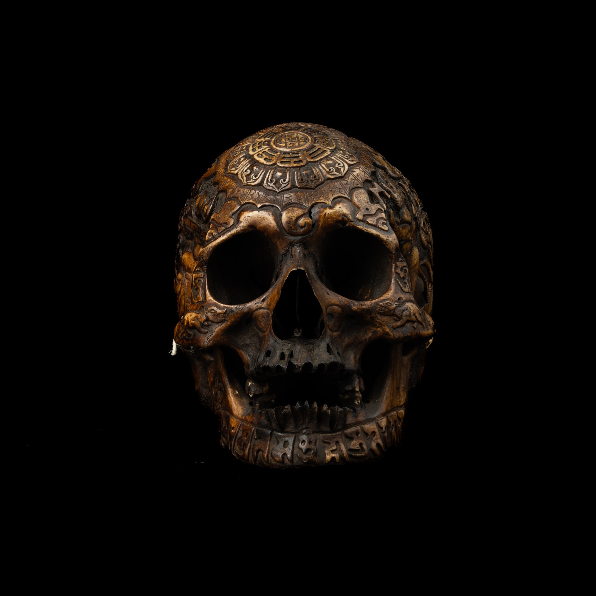 Raro Teschio in Osso di Scimmia Inciso con Decori di Divinità e Scritte, Tibet, XVIII Secolo