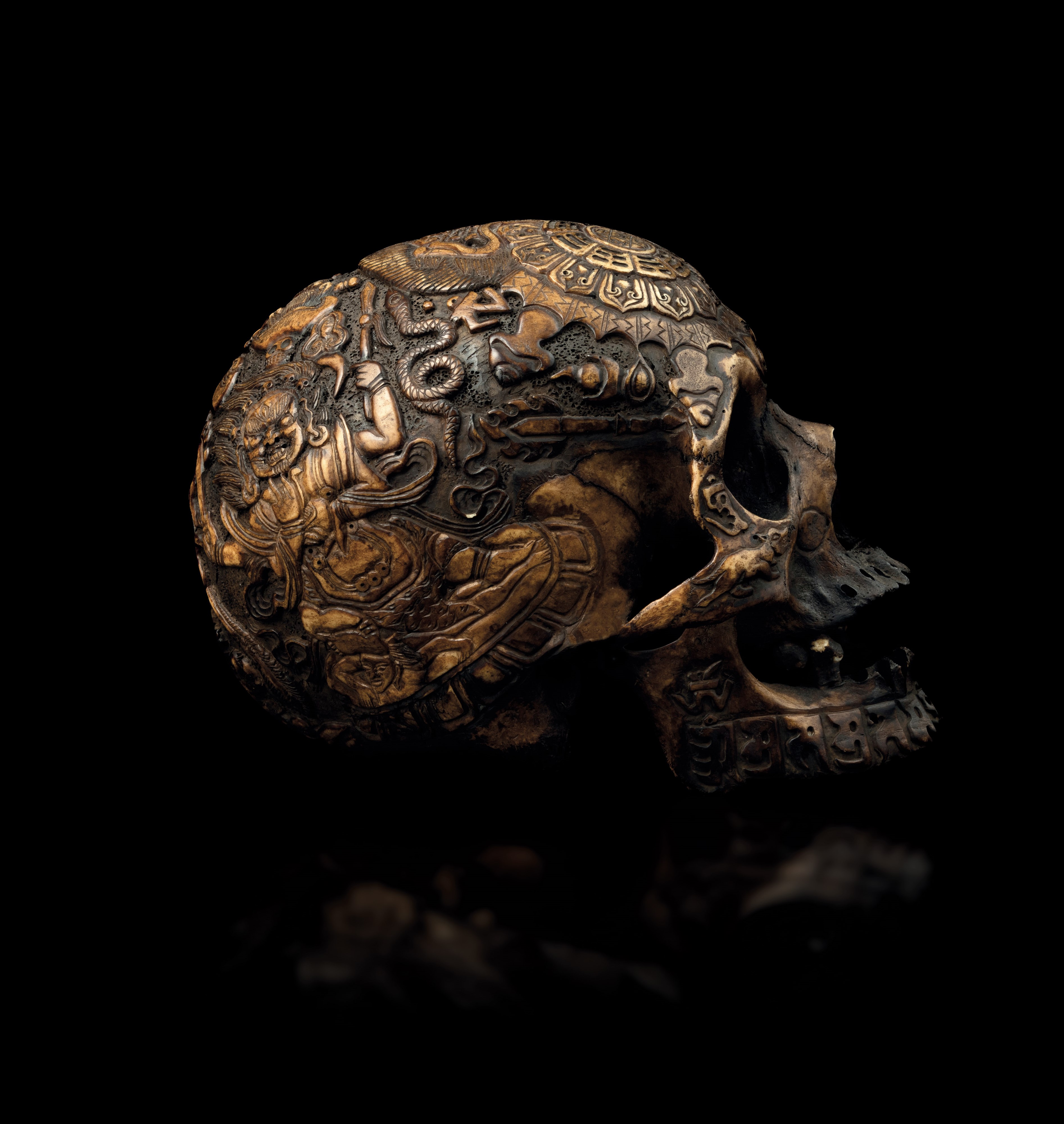 Raro Teschio in Osso di Scimmia Inciso con Decori di Divinità e Scritte, Tibet, XVIII Secolo