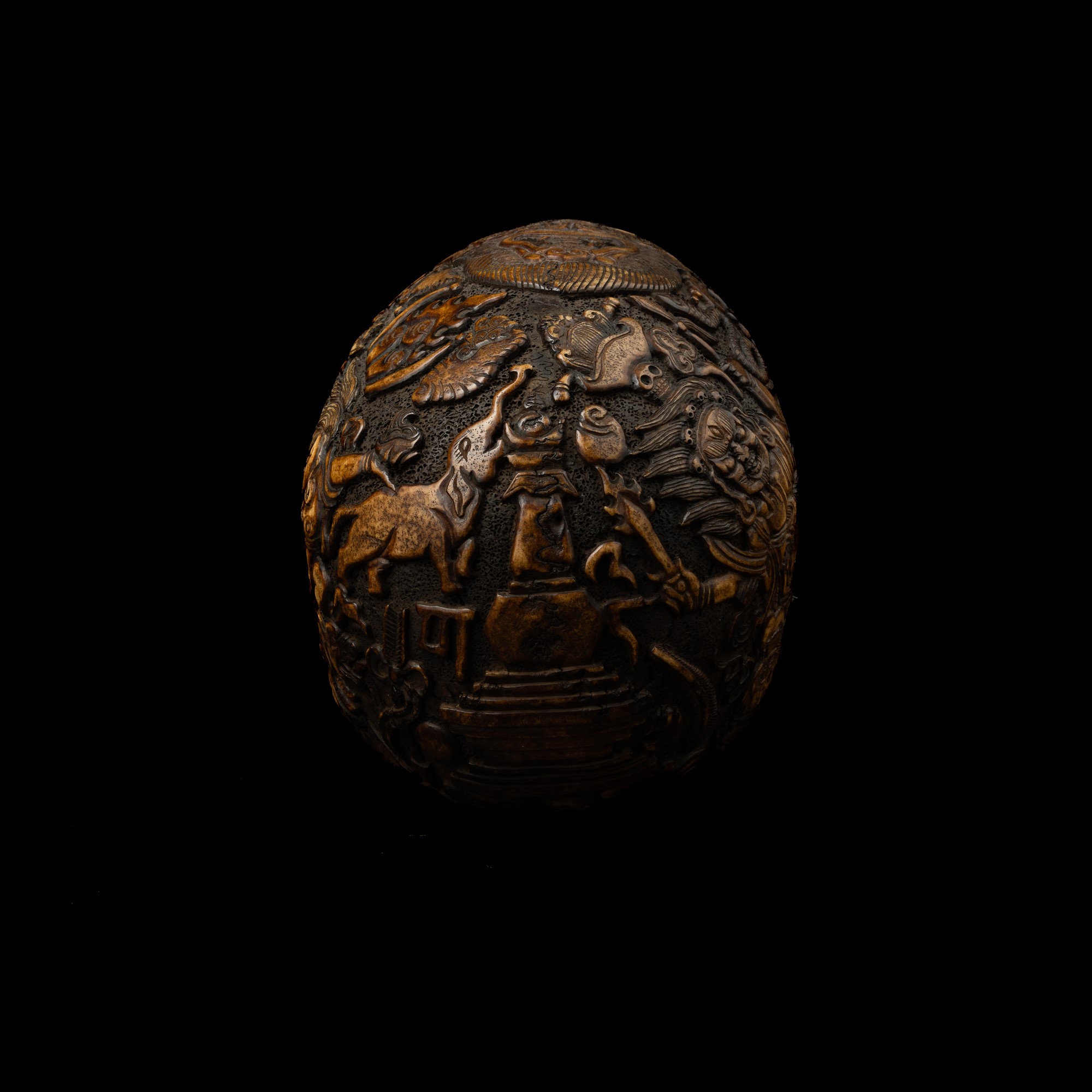 Raro Teschio in Osso di Scimmia Inciso con Decori di Divinità e Scritte, Tibet, XVIII Secolo