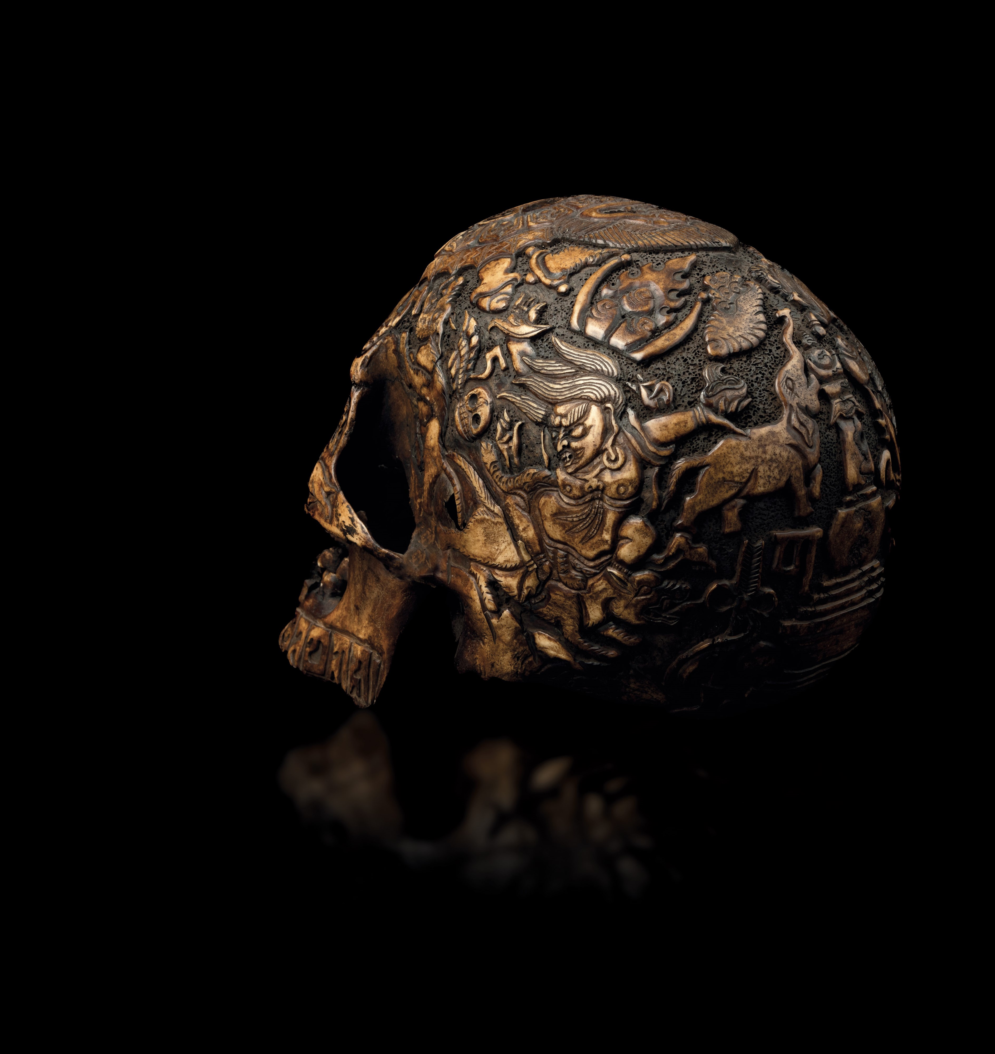 Raro Teschio in Osso di Scimmia Inciso con Decori di Divinità e Scritte, Tibet, XVIII Secolo