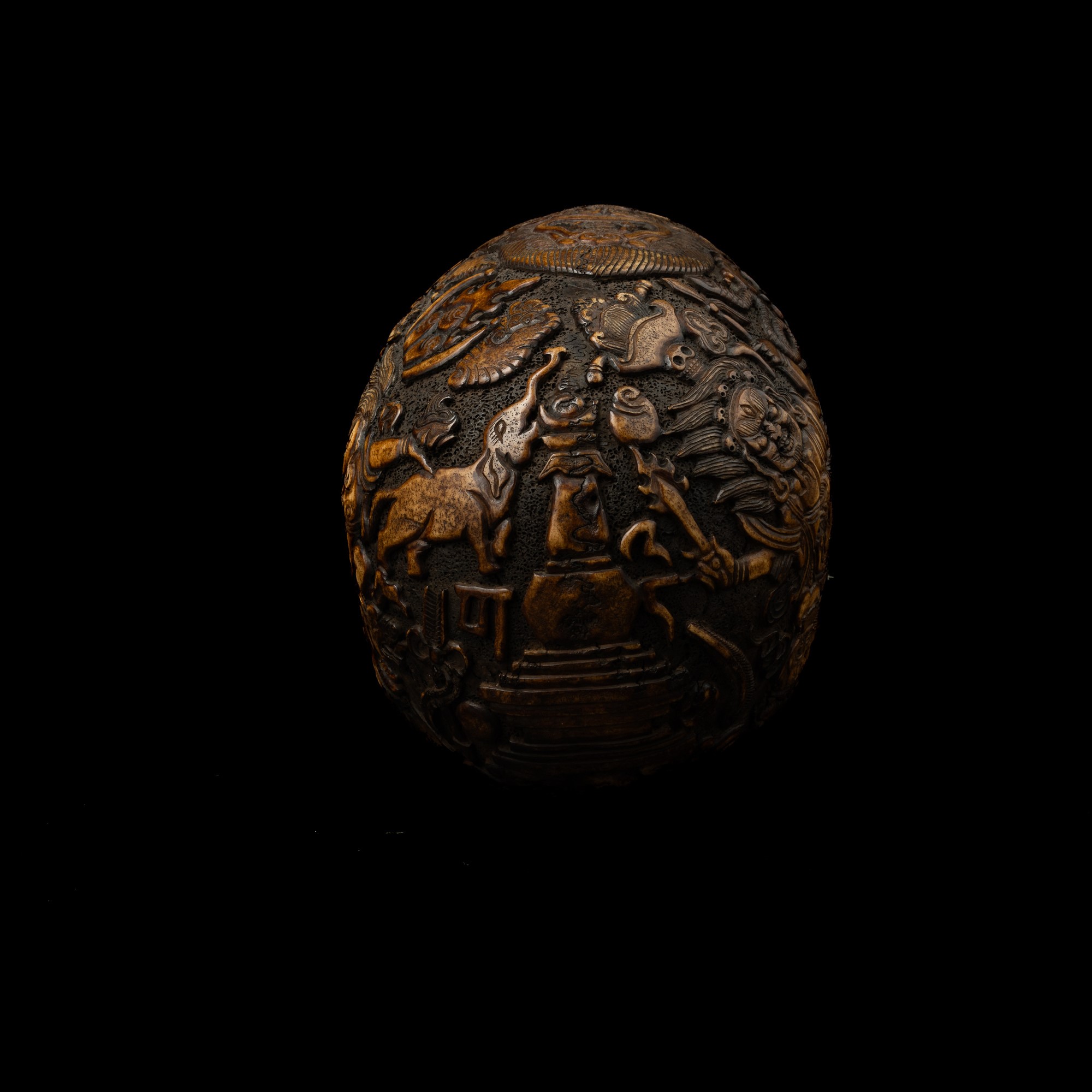 Raro Teschio in Osso di Scimmia Inciso con Decori di Divinità e Scritte, Tibet, XVIII Secolo
