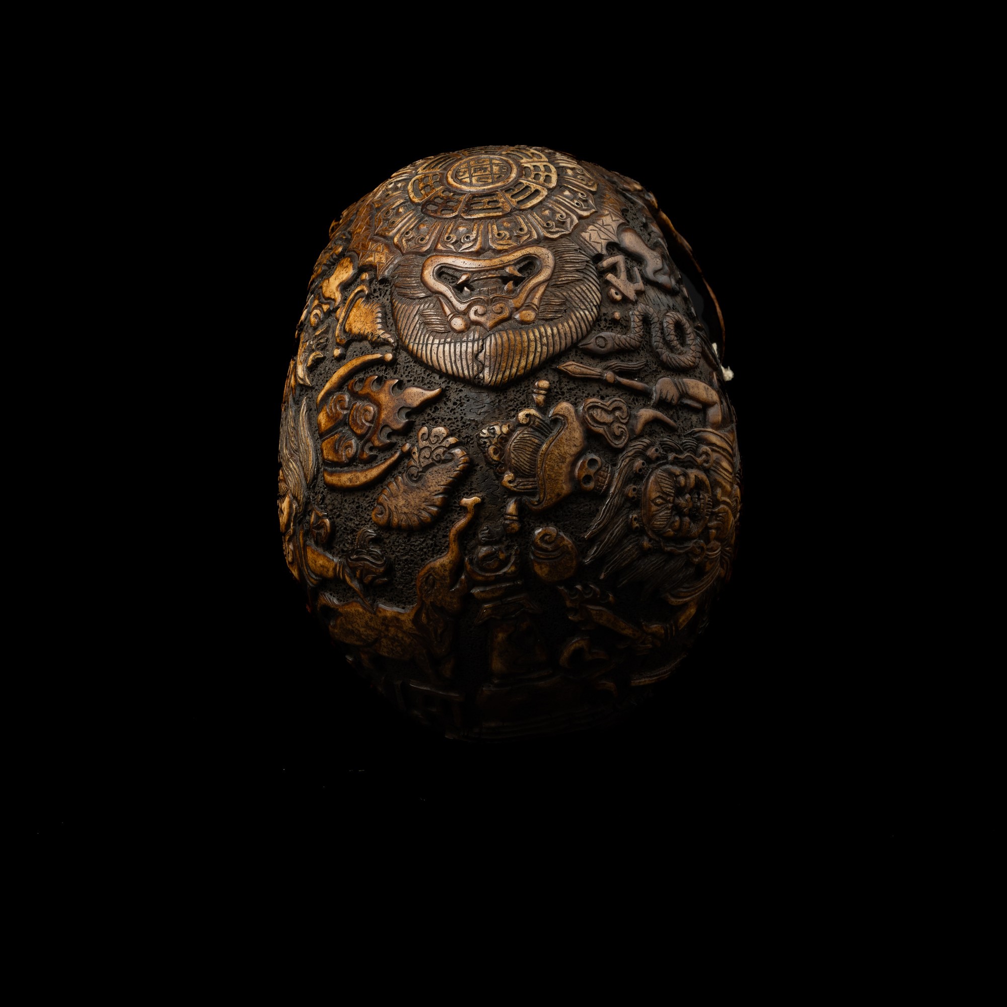 Raro Teschio in Osso di Scimmia Inciso con Decori di Divinità e Scritte, Tibet, XVIII Secolo