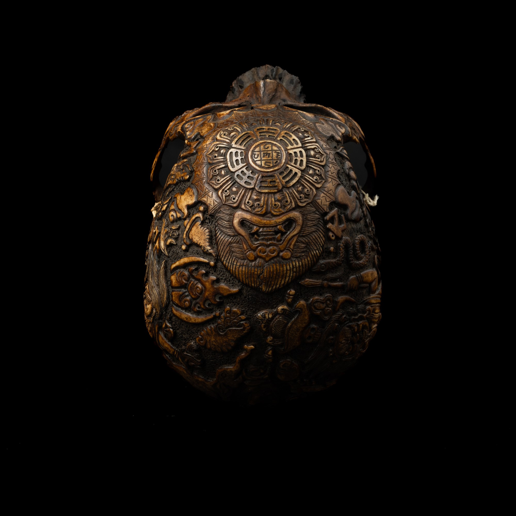 Raro Teschio in Osso di Scimmia Inciso con Decori di Divinità e Scritte, Tibet, XVIII Secolo