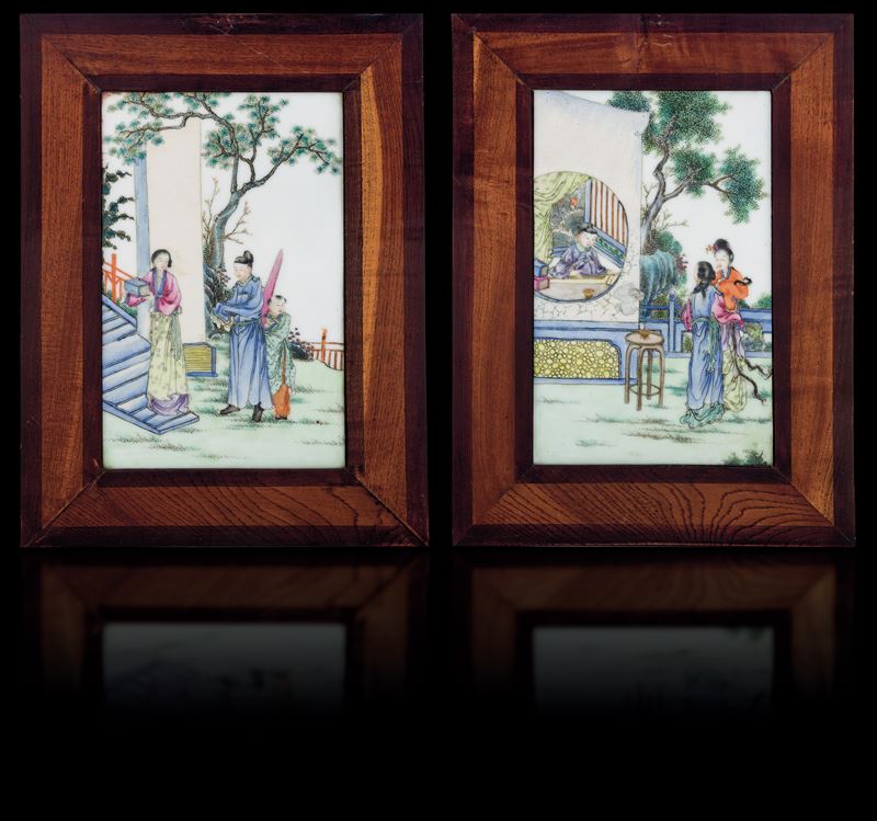 Coppia di placche in porcellana raffigurante scena di vita comune, Cina, periodo Repubblica, XX secolo  - Asta Arte Orientale - II - Cambi Casa d'Aste