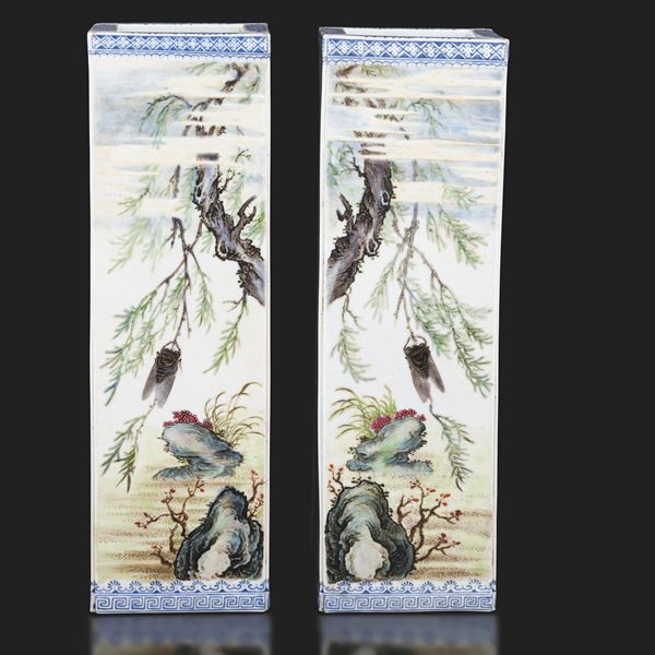 Coppia di Vasi in porcellana policroma a decoro paesaggistico con iscrizioni, Cina, periodo Repubblica, XX secolo