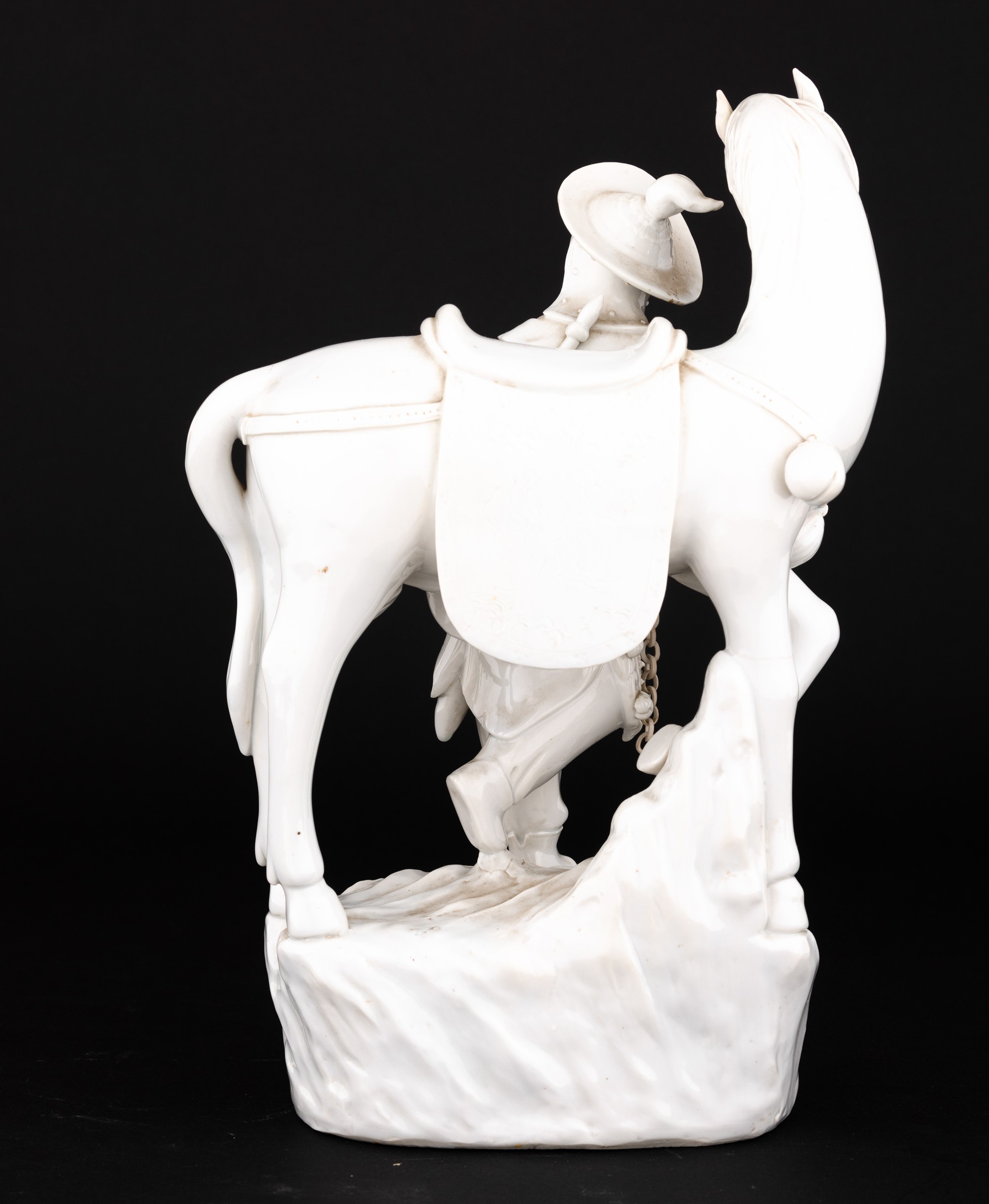 Gruppo in Porcellana Blanc De Chine Raffigurante Uomo e Cavallo con Catena, Cina, Dinastia Qing, ...
