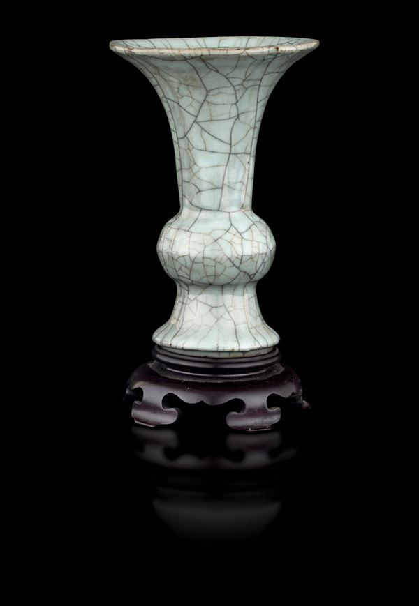 Vaso in porcellana Guan, Cina, Dinastia Qing, XVIII secolo