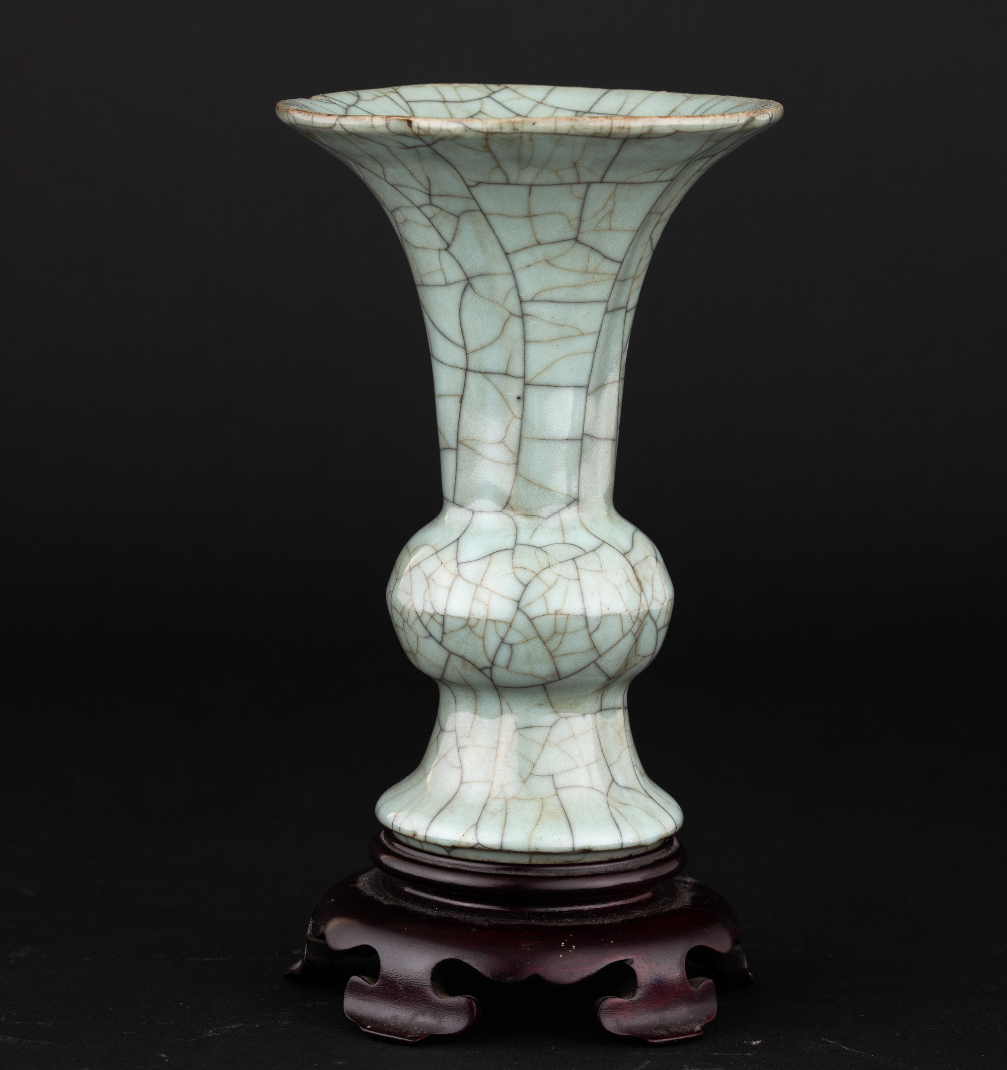 Vaso in Porcellana Guan, Cina, Dinastia Qing, XVIII Secolo