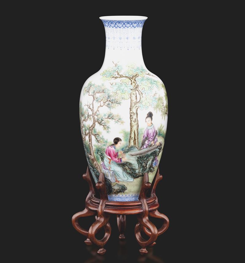 Vaso in porcellana con scena di vita quotidiana e iscrizioni, Cina, periodo Repubblica, XX secolo  - Asta Arte Orientale - II - Cambi Casa d'Aste