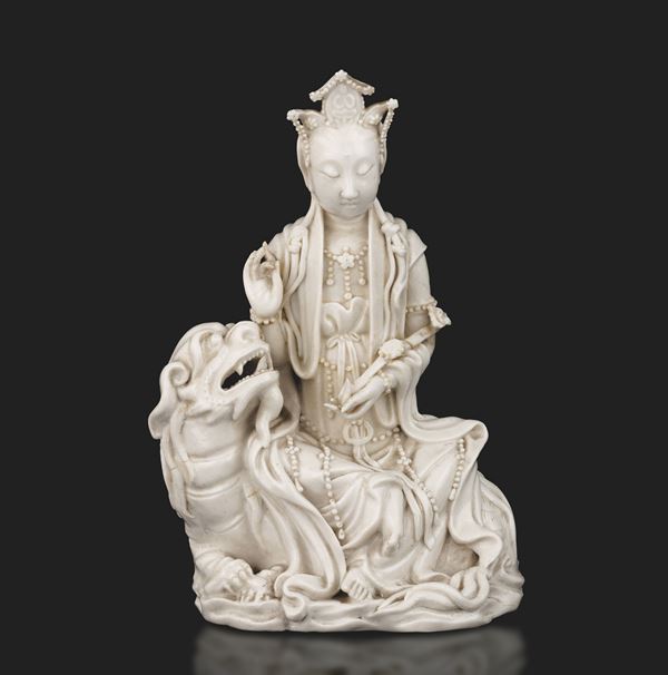 Figura Guanyin su leone in porcellana Dehua, Blanc de Chine, marca incussa Dehua con scatola, Cina, Dinastia Qing, XVIII secolo