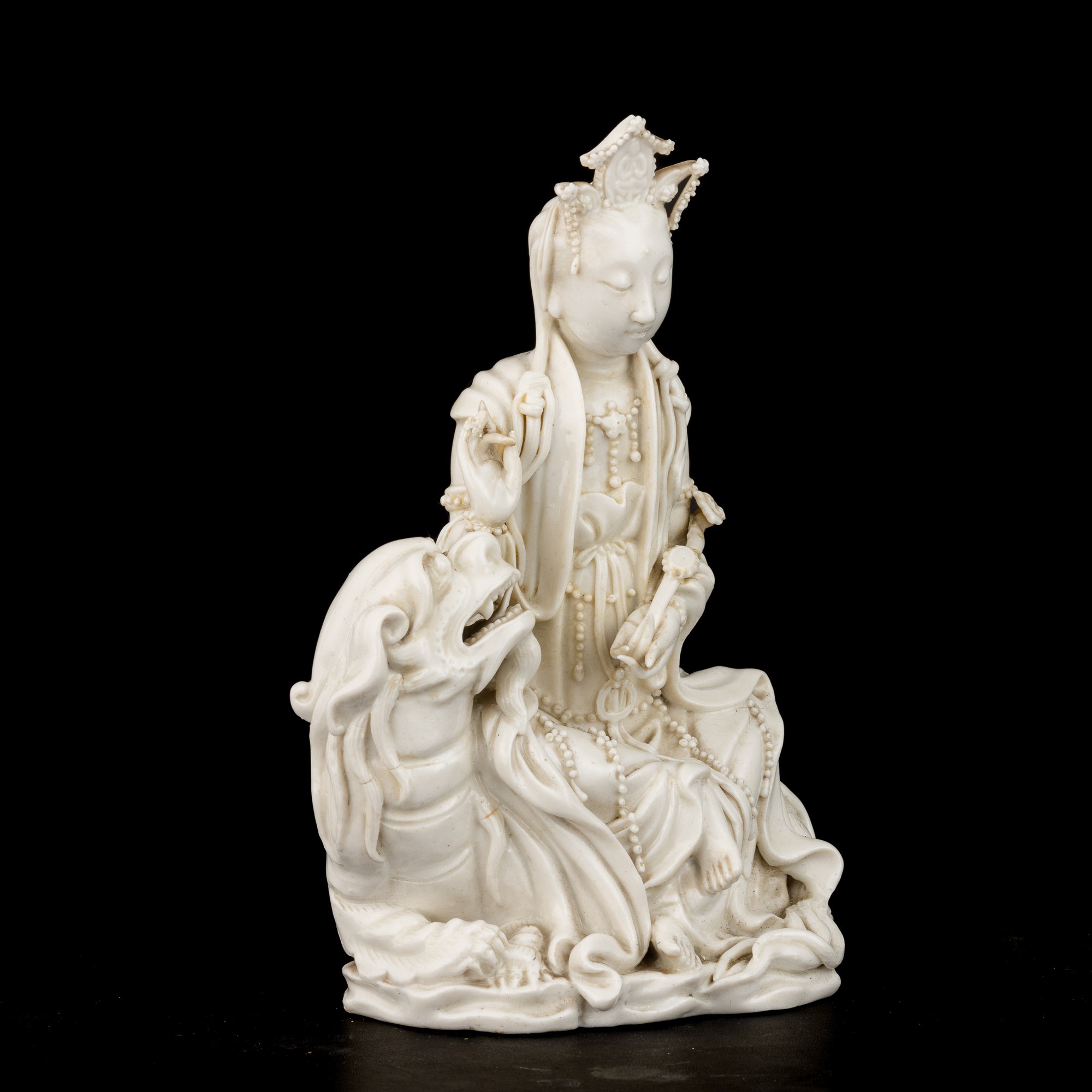 Figura Guanyin su Leone in Porcellana Dehua, Blanc De Chine, Marca Incussa Dehua con Scatola, Cin...