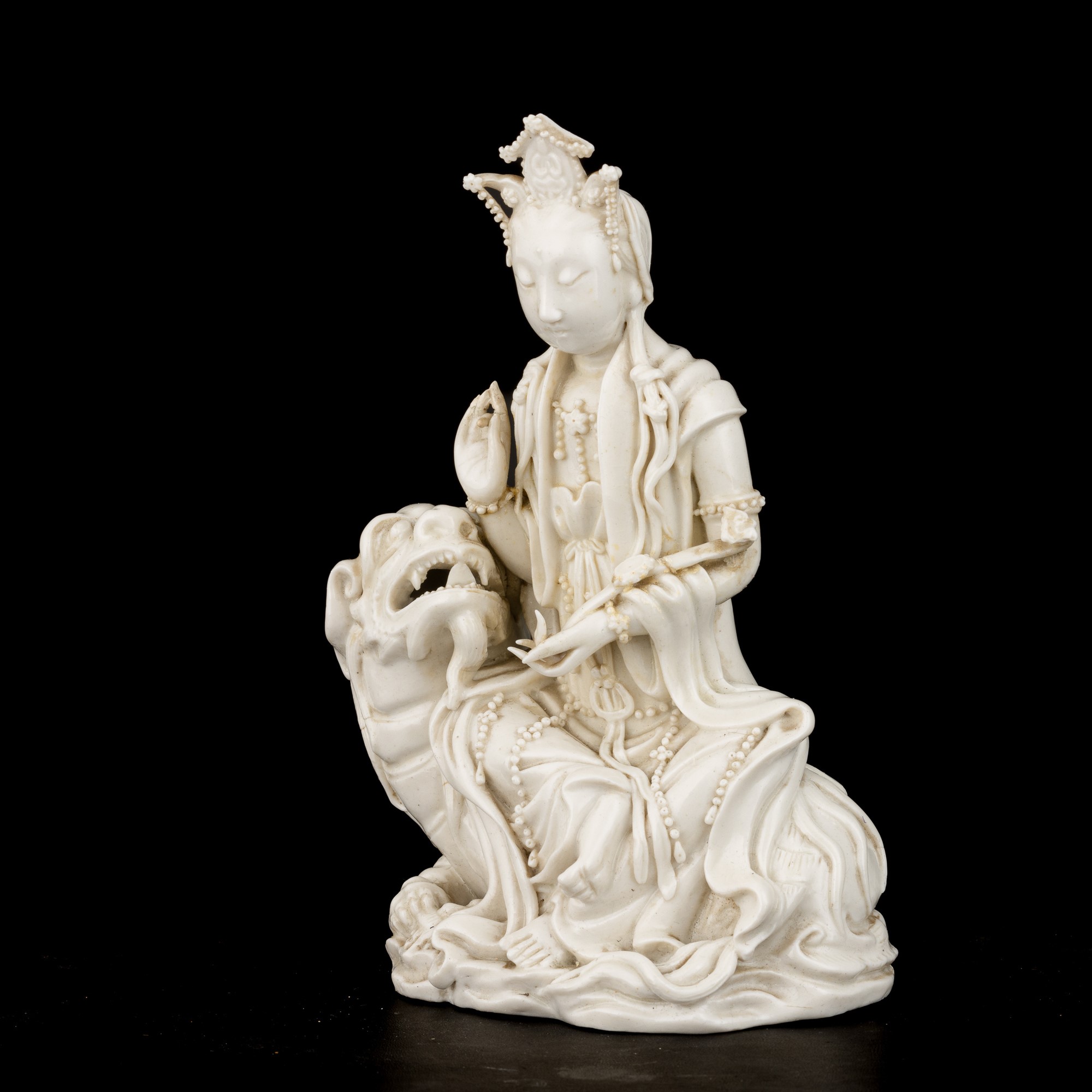 Figura Guanyin su Leone in Porcellana Dehua, Blanc De Chine, Marca Incussa Dehua con Scatola, Cin...