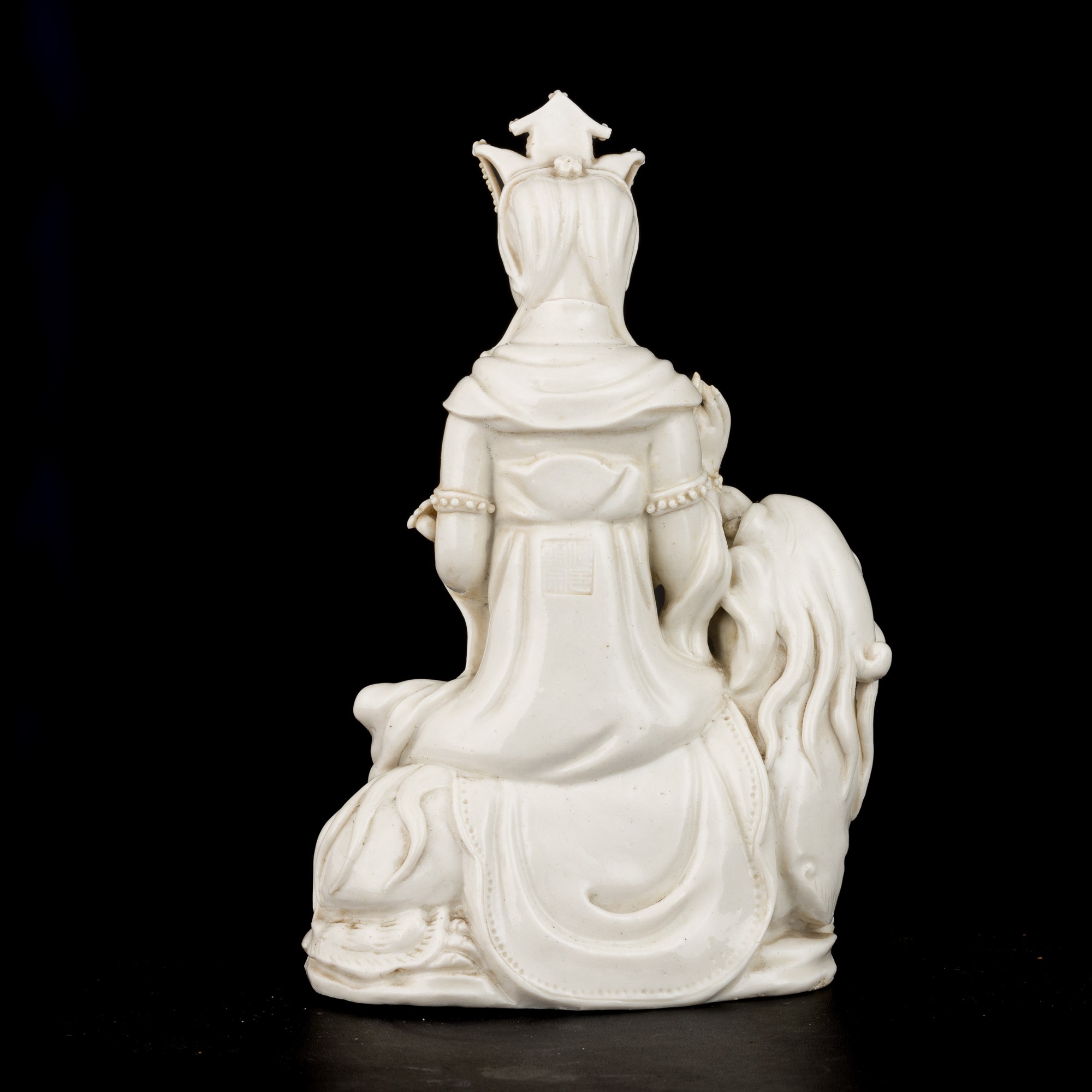 Figura Guanyin su Leone in Porcellana Dehua, Blanc De Chine, Marca Incussa Dehua con Scatola, Cin...