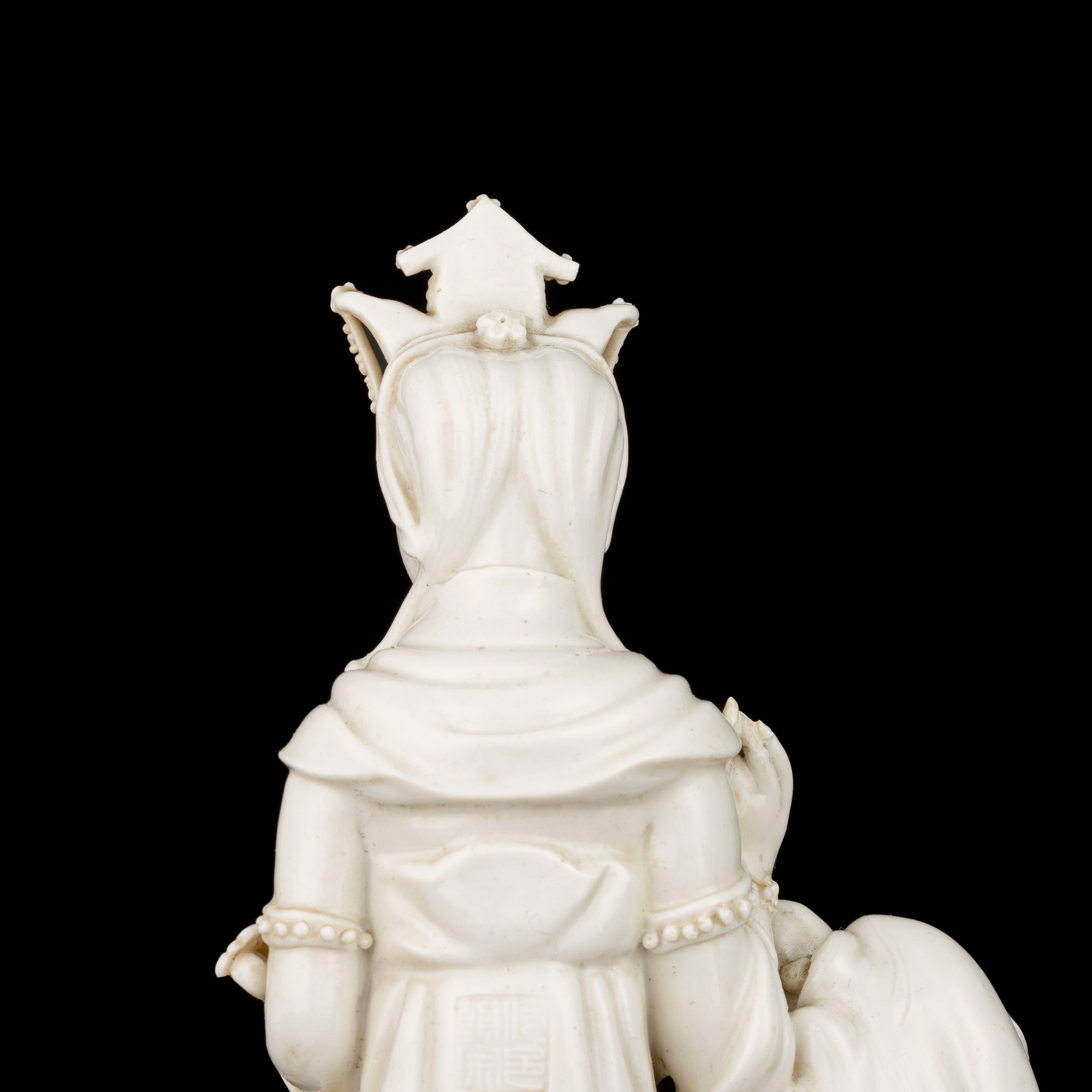 Figura Guanyin su Leone in Porcellana Dehua, Blanc De Chine, Marca Incussa Dehua con Scatola, Cin...