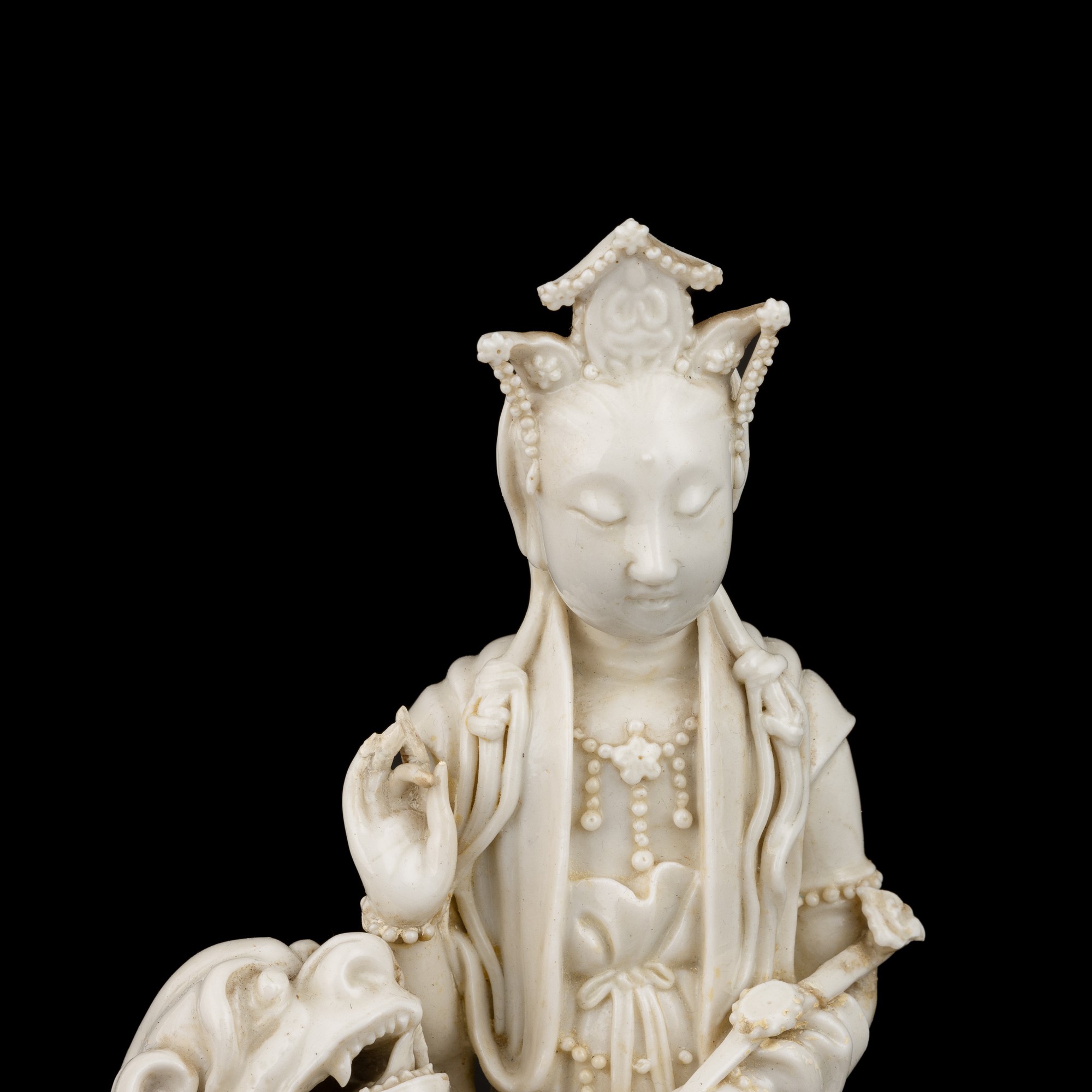 Figura Guanyin su Leone in Porcellana Dehua, Blanc De Chine, Marca Incussa Dehua con Scatola, Cin...
