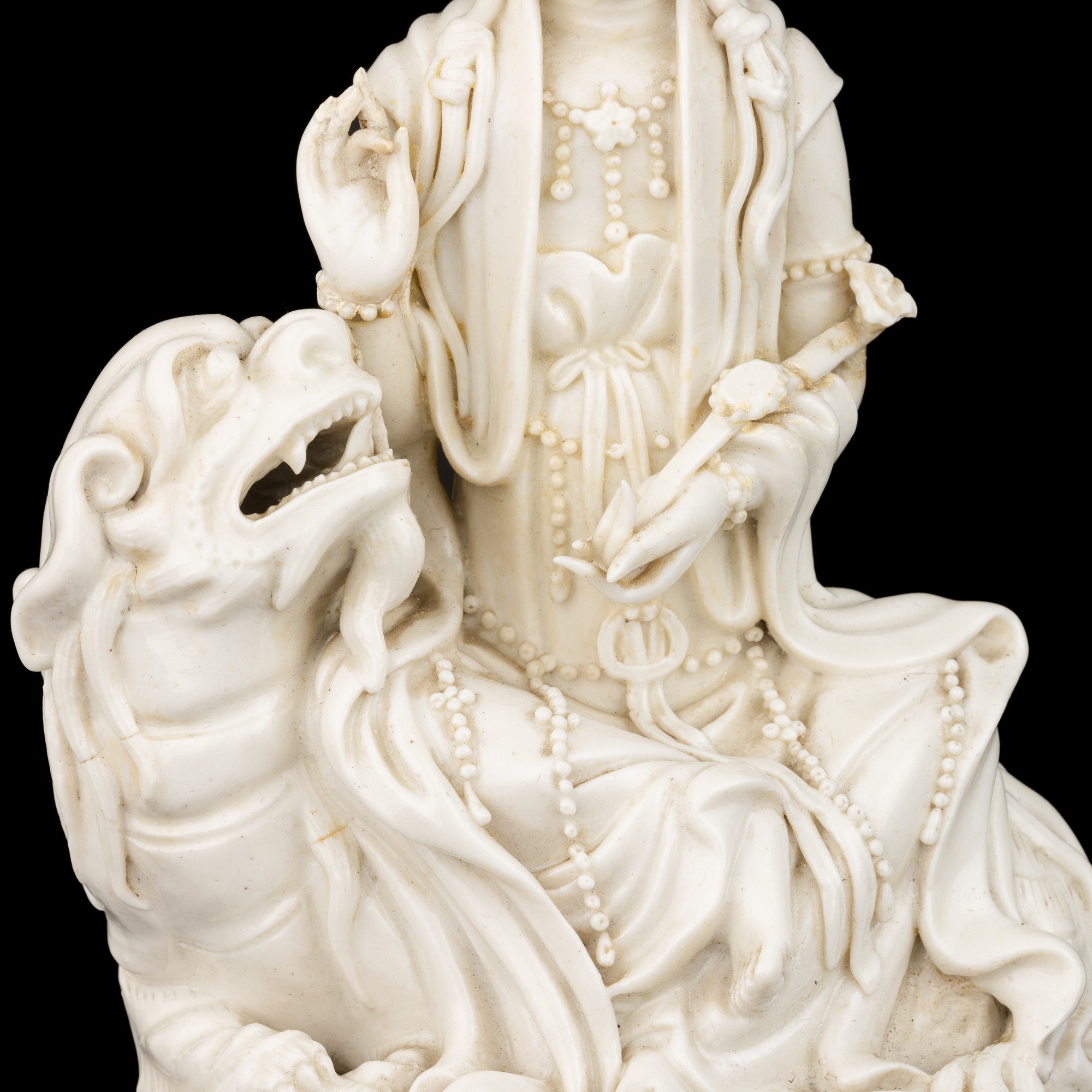 Figura Guanyin su Leone in Porcellana Dehua, Blanc De Chine, Marca Incussa Dehua con Scatola, Cin...